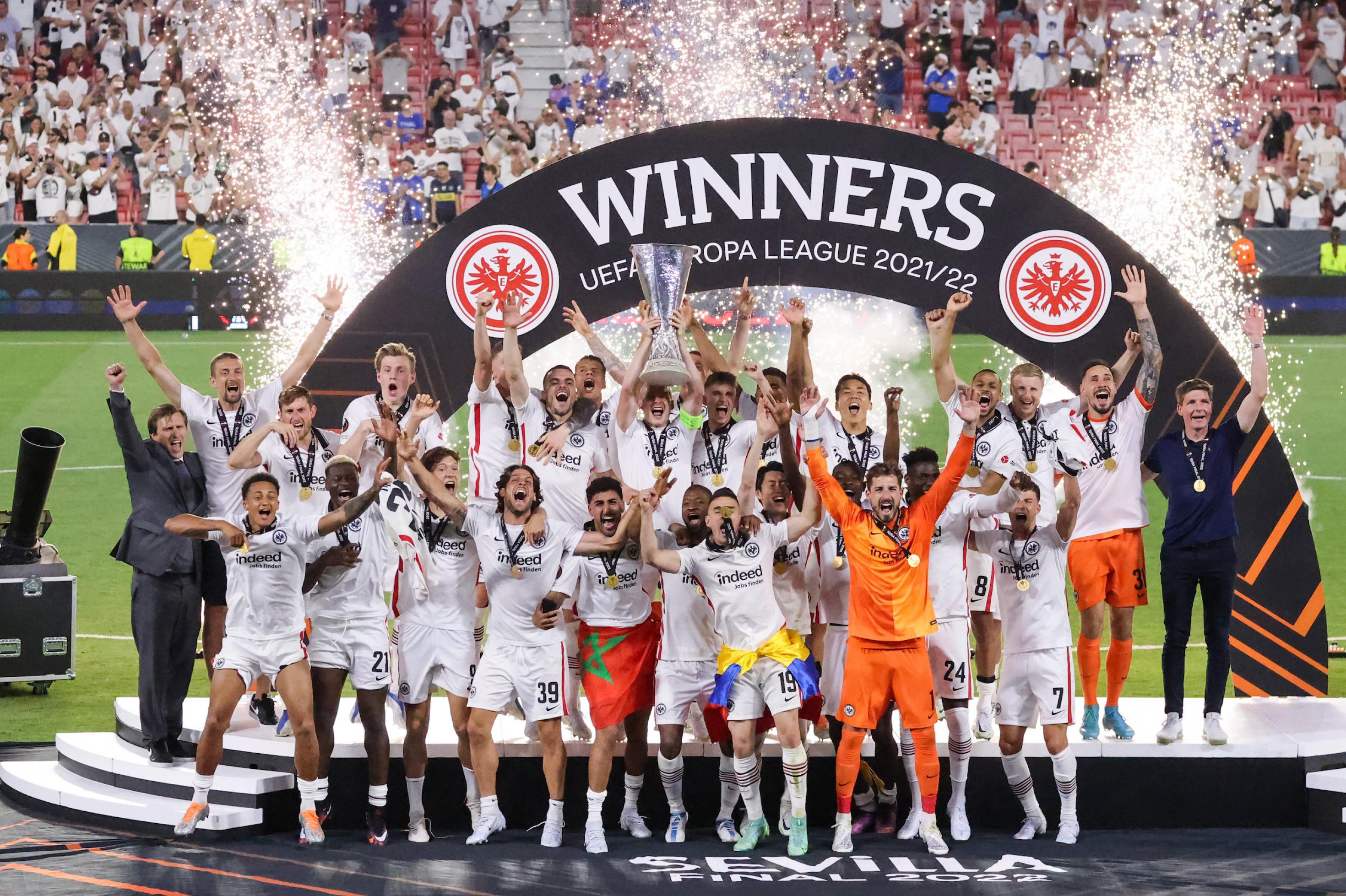 Players of Eintrach celebrate with the trophy after during the Final Europa League match between Rangers FC and Eintrach Frankfurt at Ramon Sanchez Pizjuan on May 18, 2022 in Seville, Spain. (Photo by Jose Luis Contreras/DAX Images/NurPhoto)