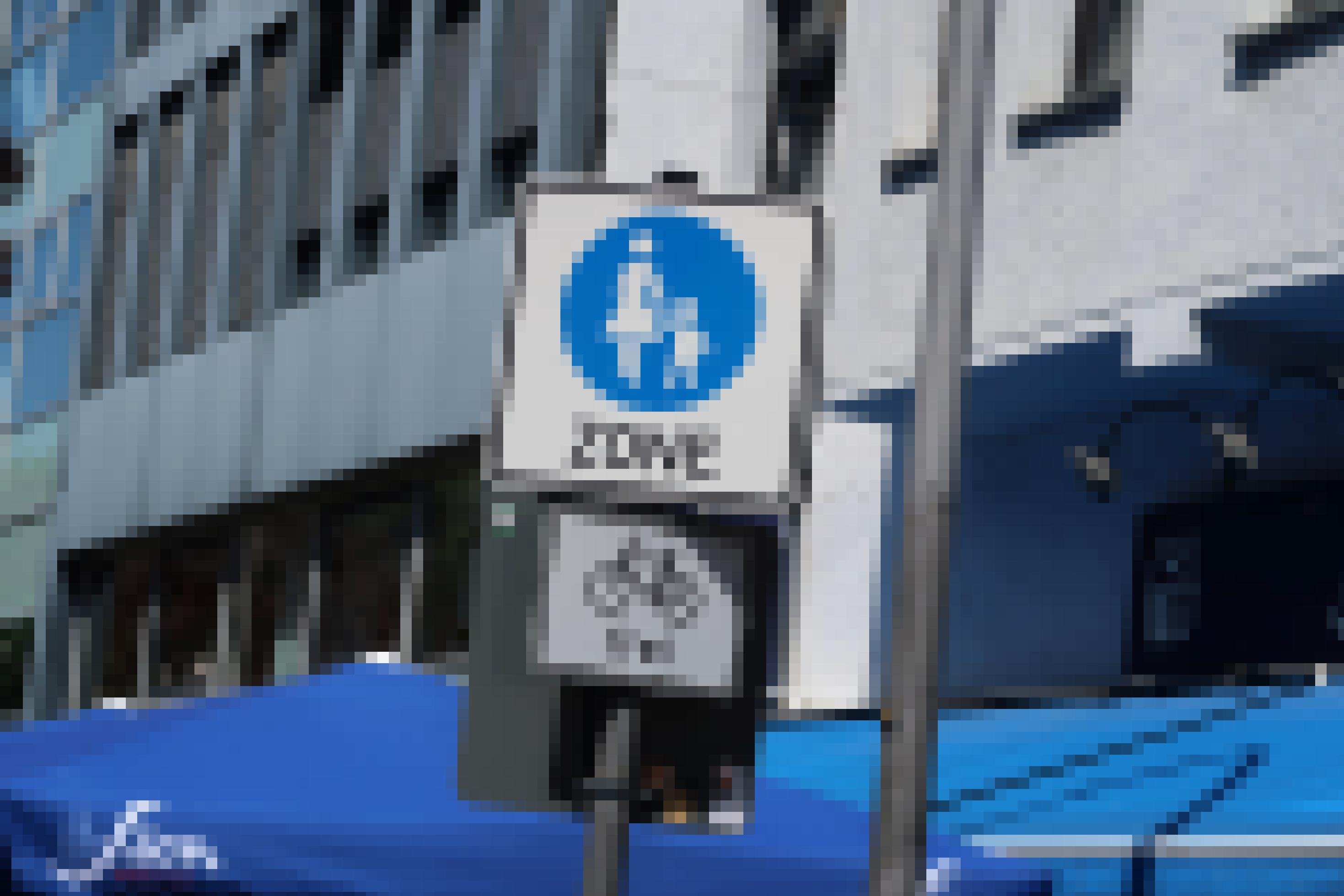 Ein Schild weist eine Fußgängerzone aus, durch die auch Fahrräder fahren dürfen.