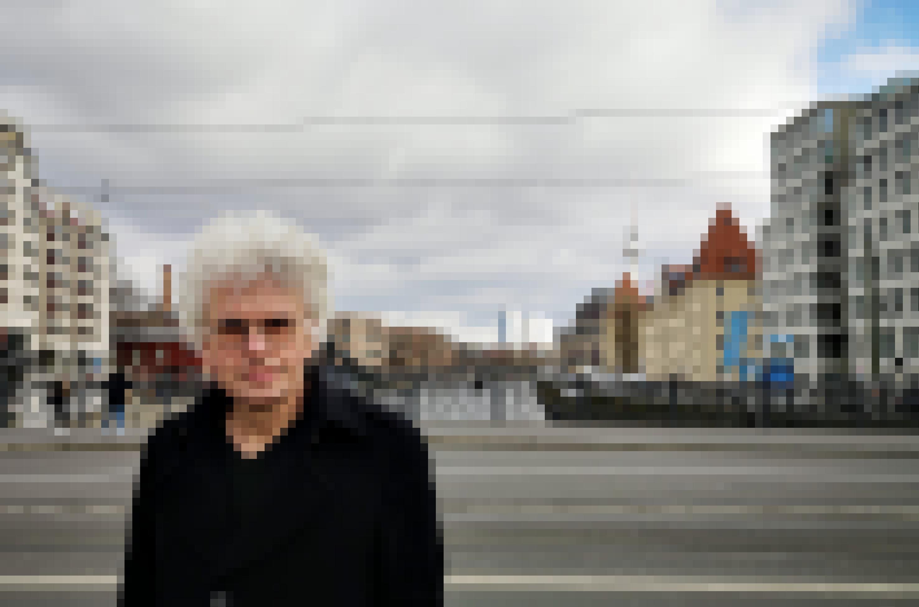 Roland Stimpel steht auf einer Brücke in Berlin und blickt in die Kamera