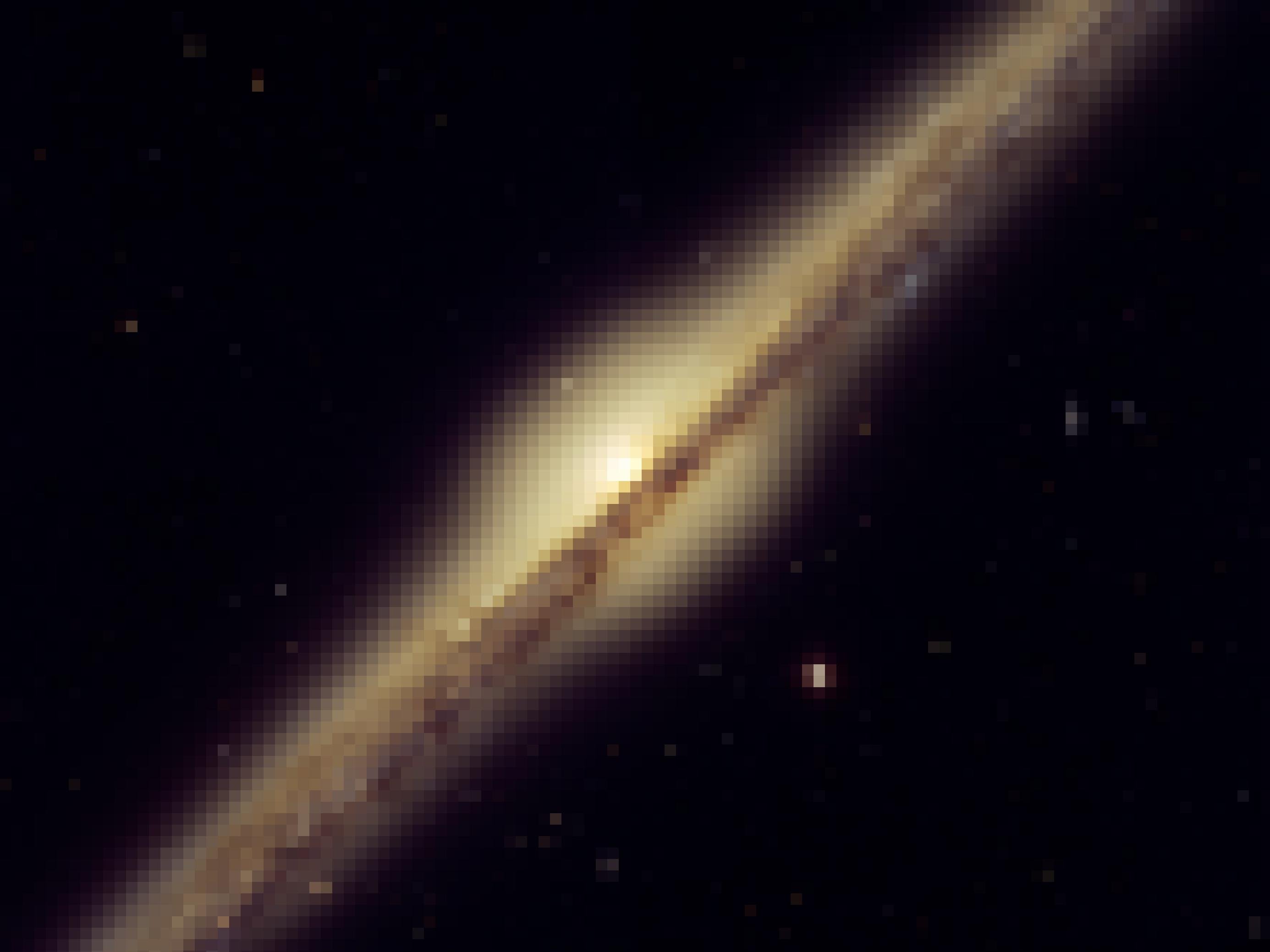 Das Foto zeigt die Spiralgalaxie NGC 4565 genau von der Seite, mit Blick auf die Kante. Die dünne Scheibe erstreckt sich von links unten im Bild nach rechts oben und lässt viele dunkle Bereiche erkennen: Staubwolken, die sich vor allem in den Spiralarmen finden. Genau in der Mitte des Bildes – und der Galaxie – gibt es eine kugelähnliche Wölbung, in der sich besonders viele Sterne konzentrieren. Sie wird Bulge genannt. Bei vielen Sternsystemen befindet sich ein massereiches Schwarzes Loch in der Mitte dieses Gebildes – und damit im Zentrum der Galaxie.