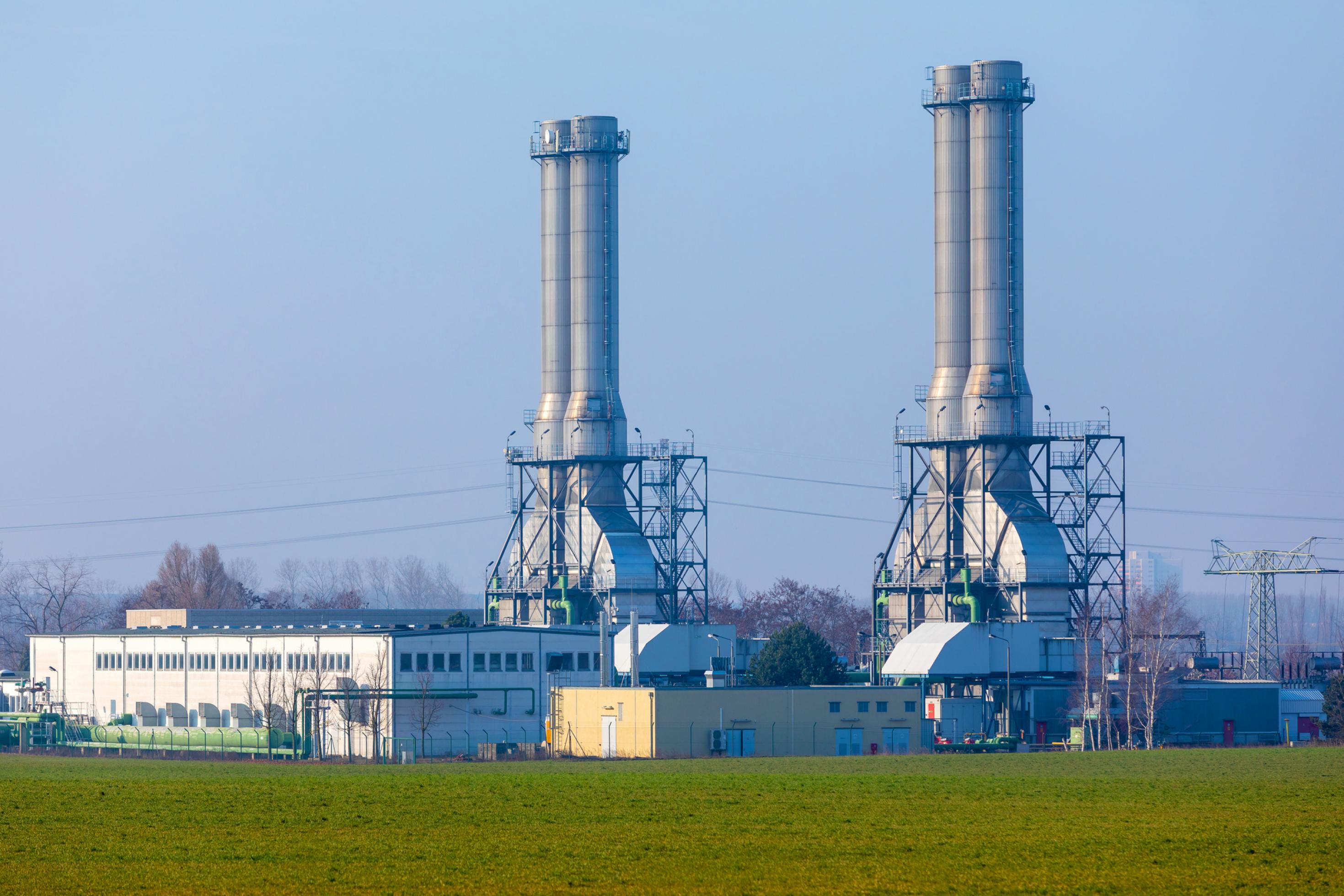 Gaskraftwerk mit vier Abluftkaminen