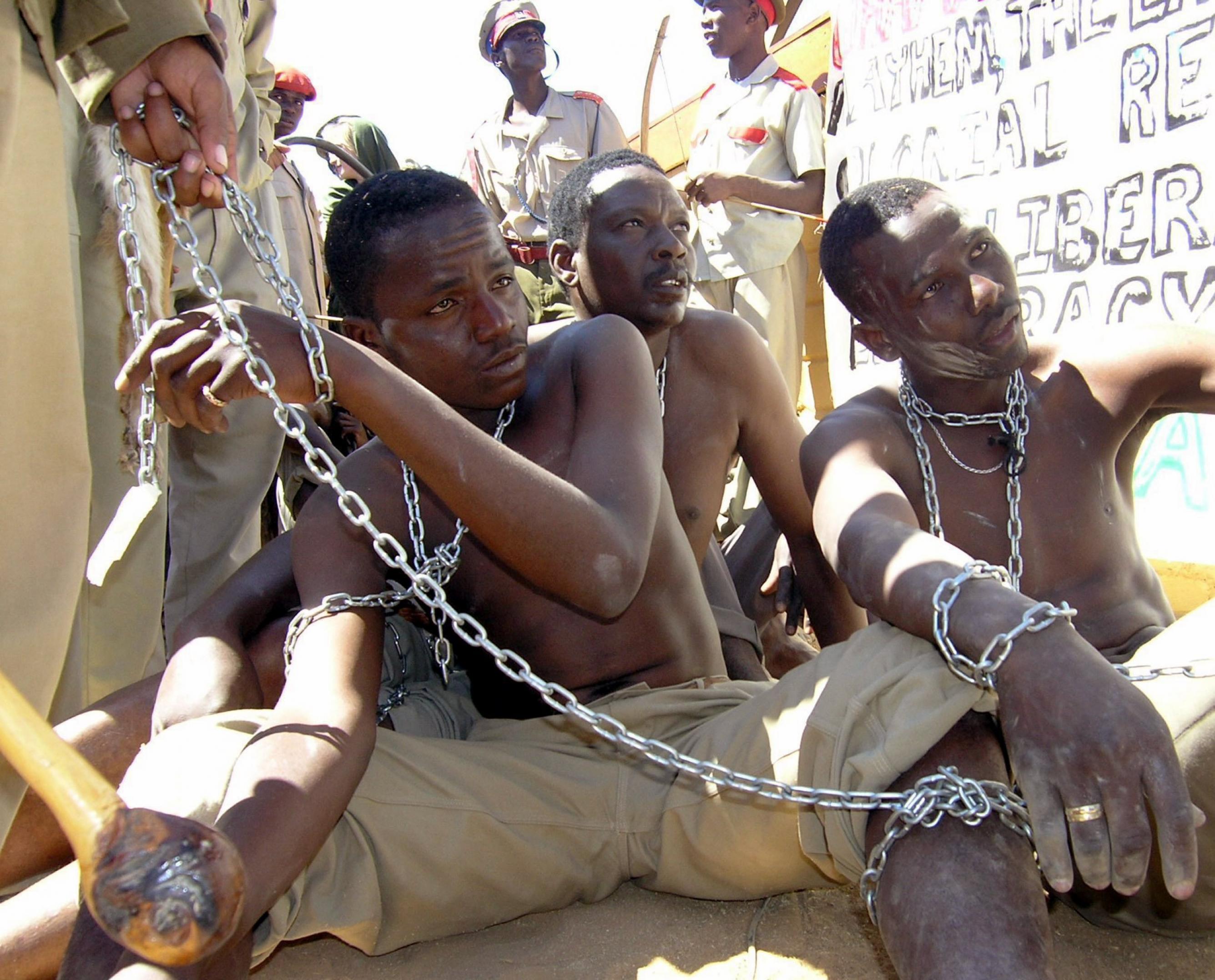 Darsteller in Ketten demonstrieren die Behandlung von Hereros im Jahre 1904 durch Deutsche Truppen im heutigen Namibia