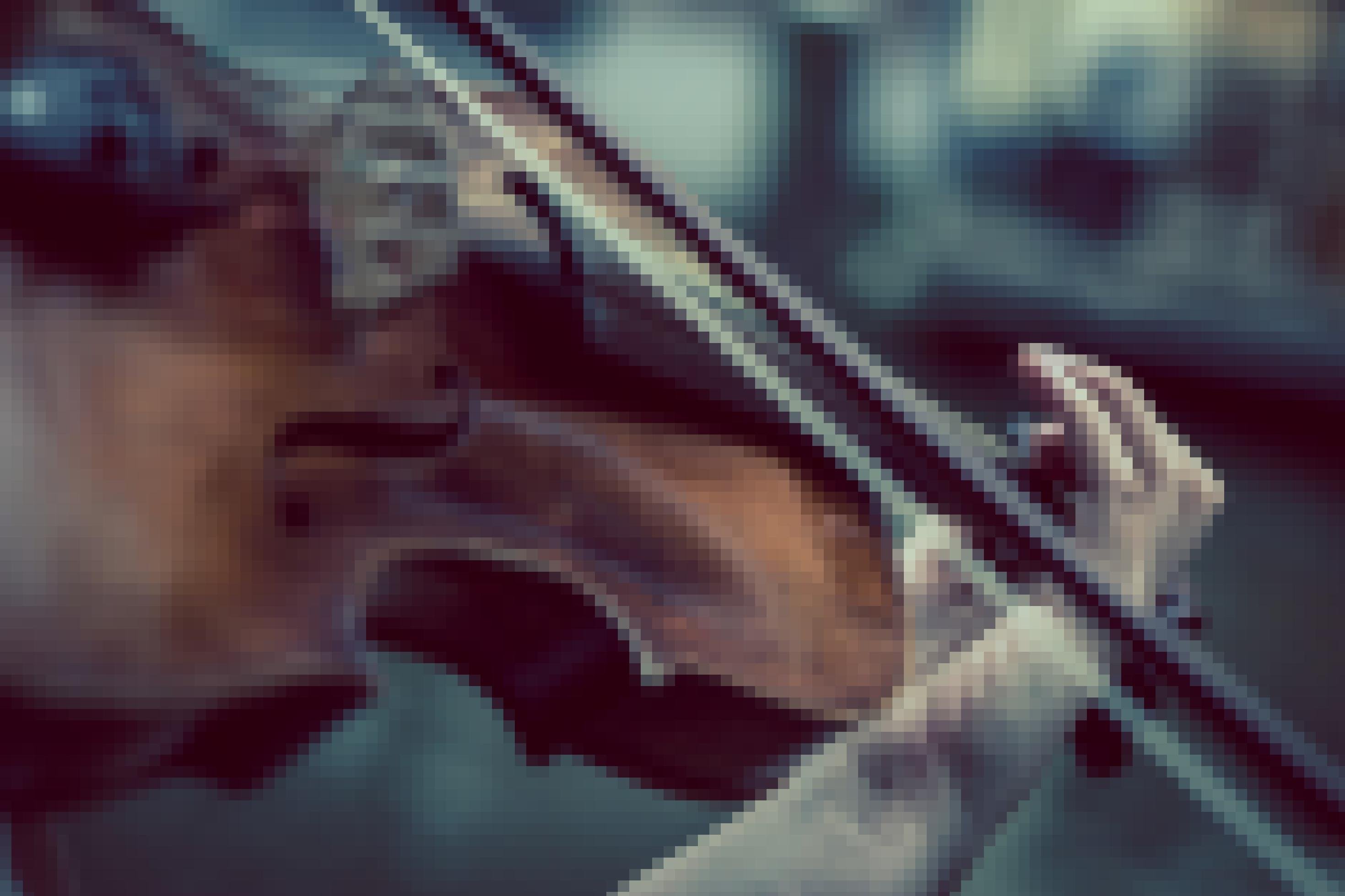 Eine Geigenspielerin beim Musizieren.