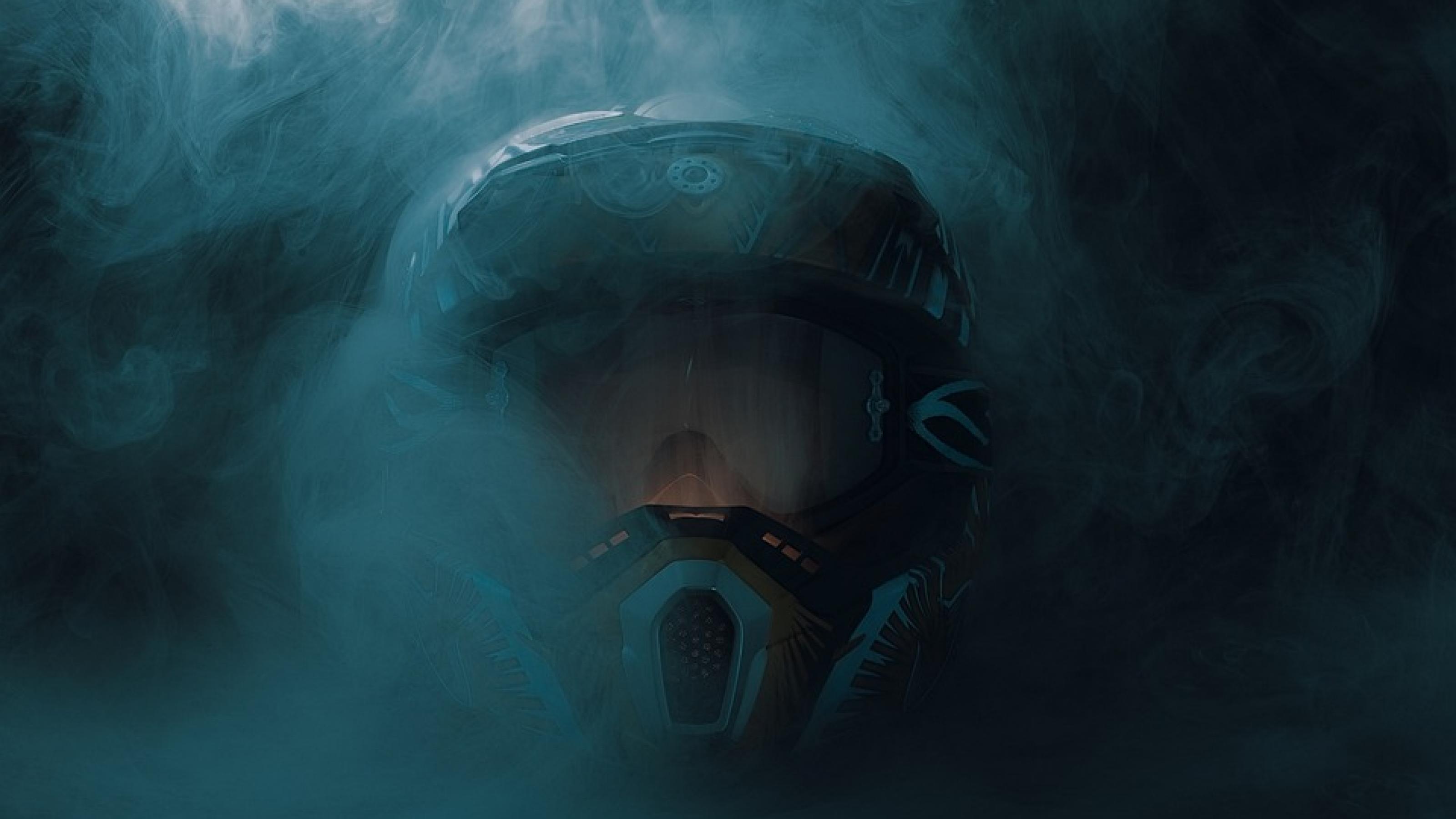 Ein Helm im Nebel, man sieht das Gesicht des Menschen nicht