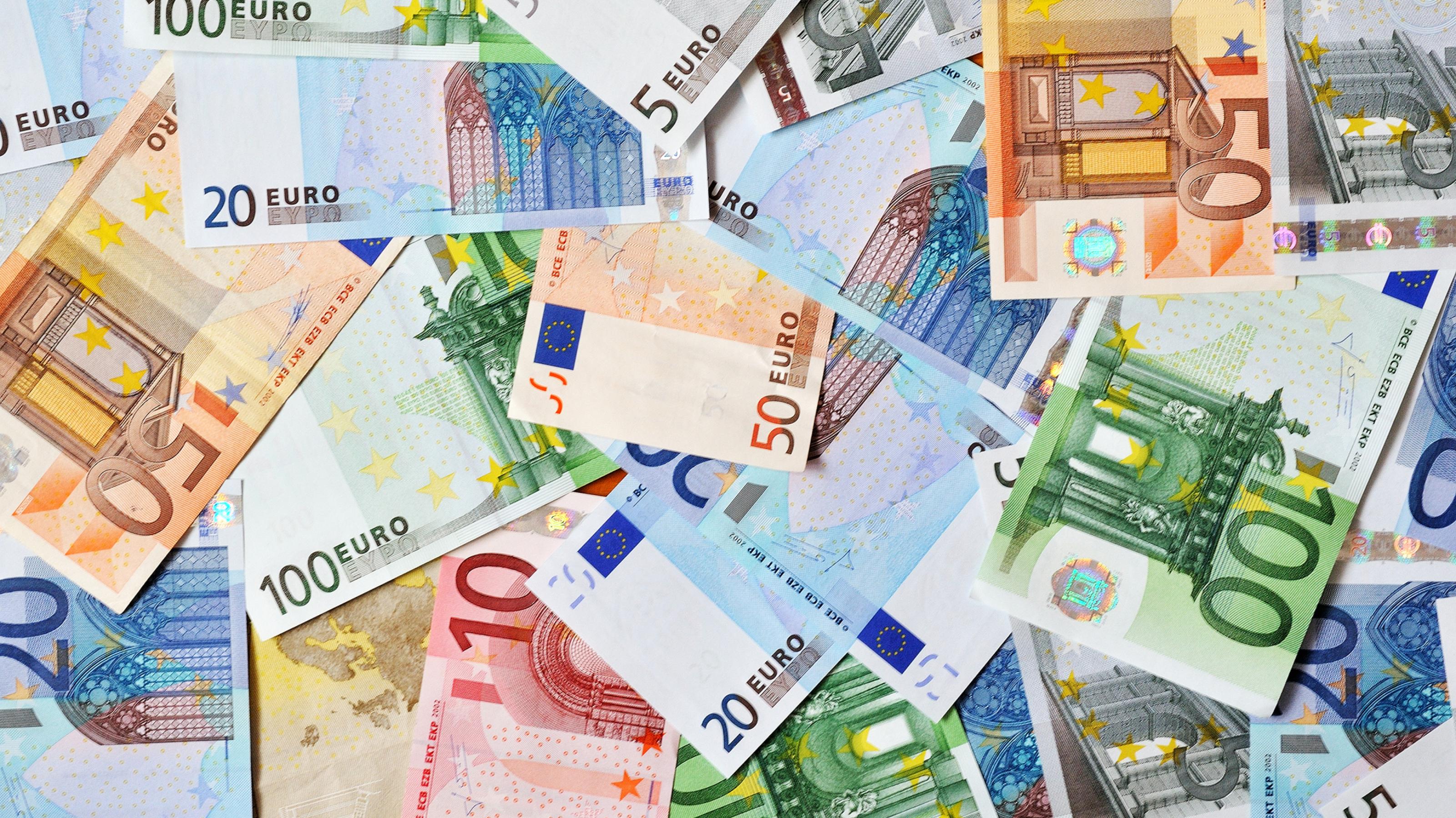 Eurogeldscheine verschiedener Werte auf dem Boden liegend.