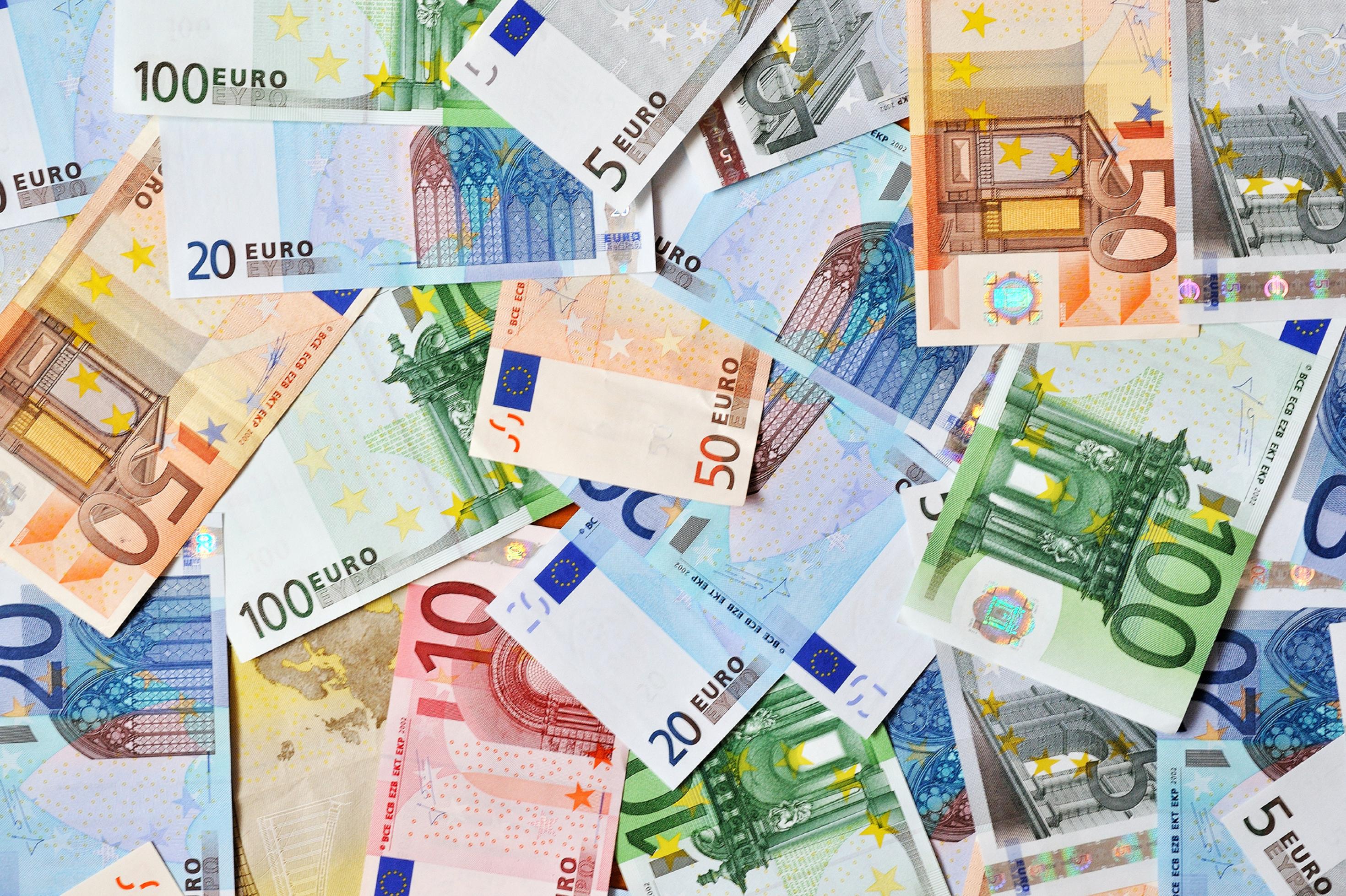 Eurogeldscheine verschiedener Werte auf dem Boden liegend.