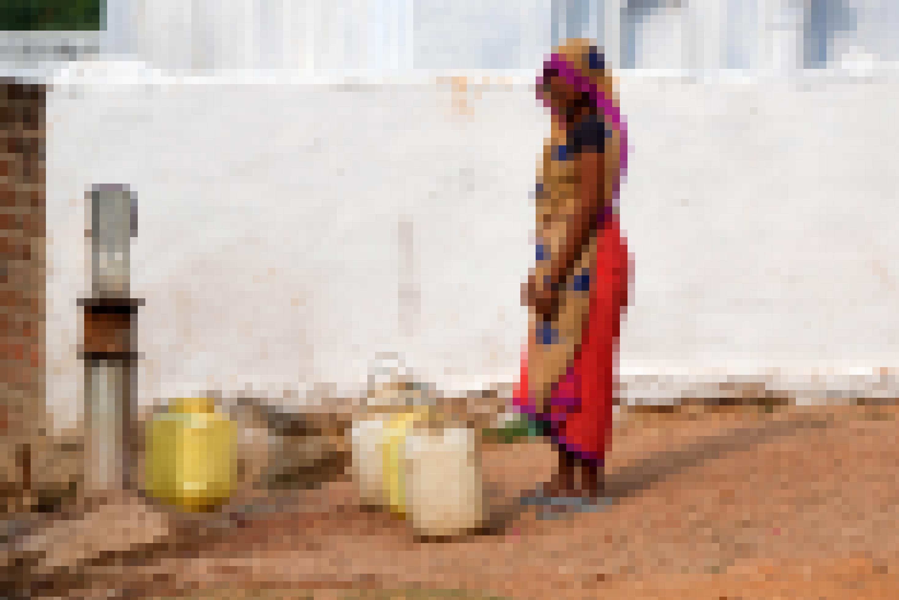 Eine indische Frau steht vor einer Pumpe, um Wasser zu besorgen.