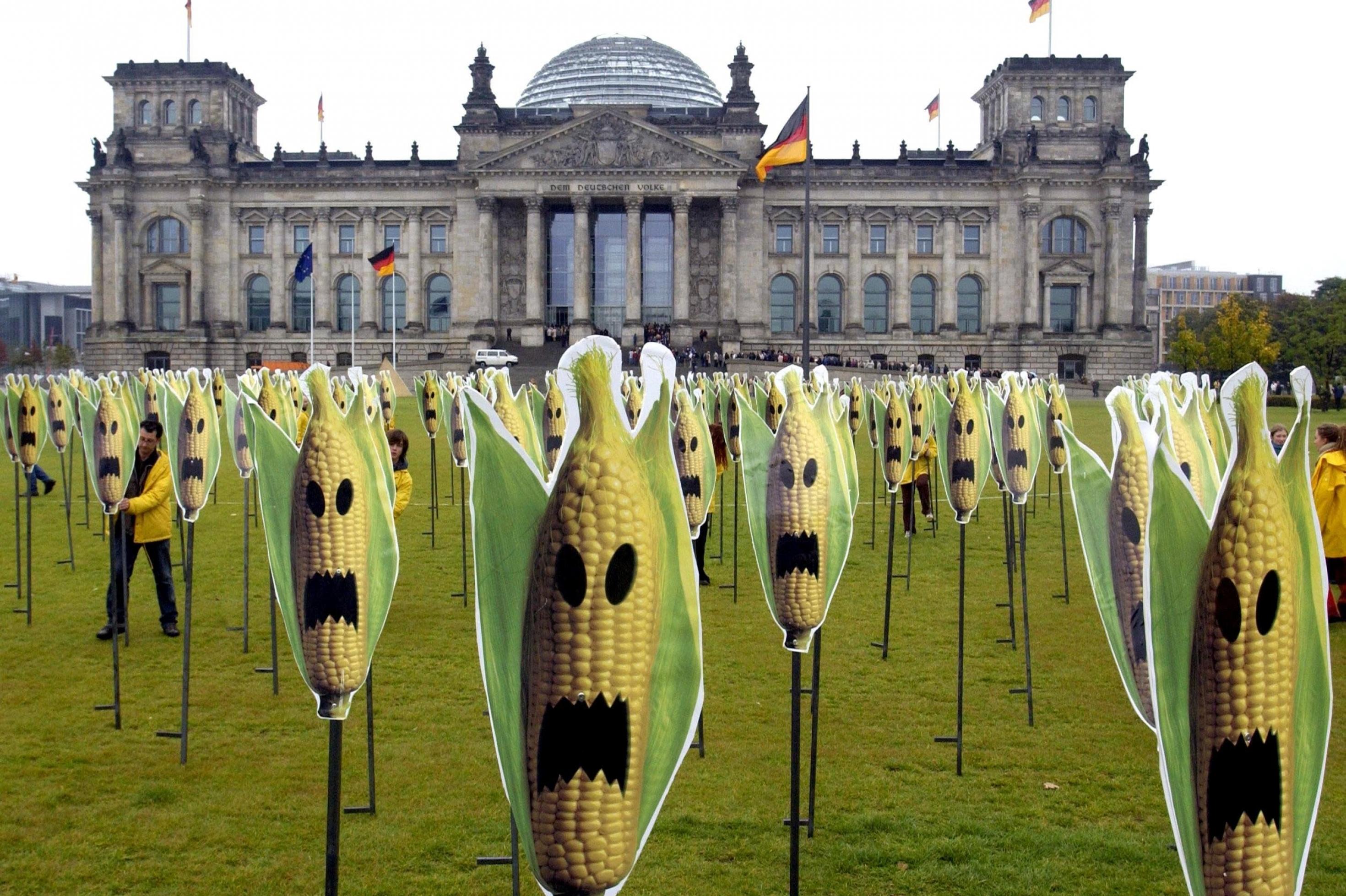 Plakate mit Maispflanzen und Giftzeichen vor dem Berliner Reichtstag