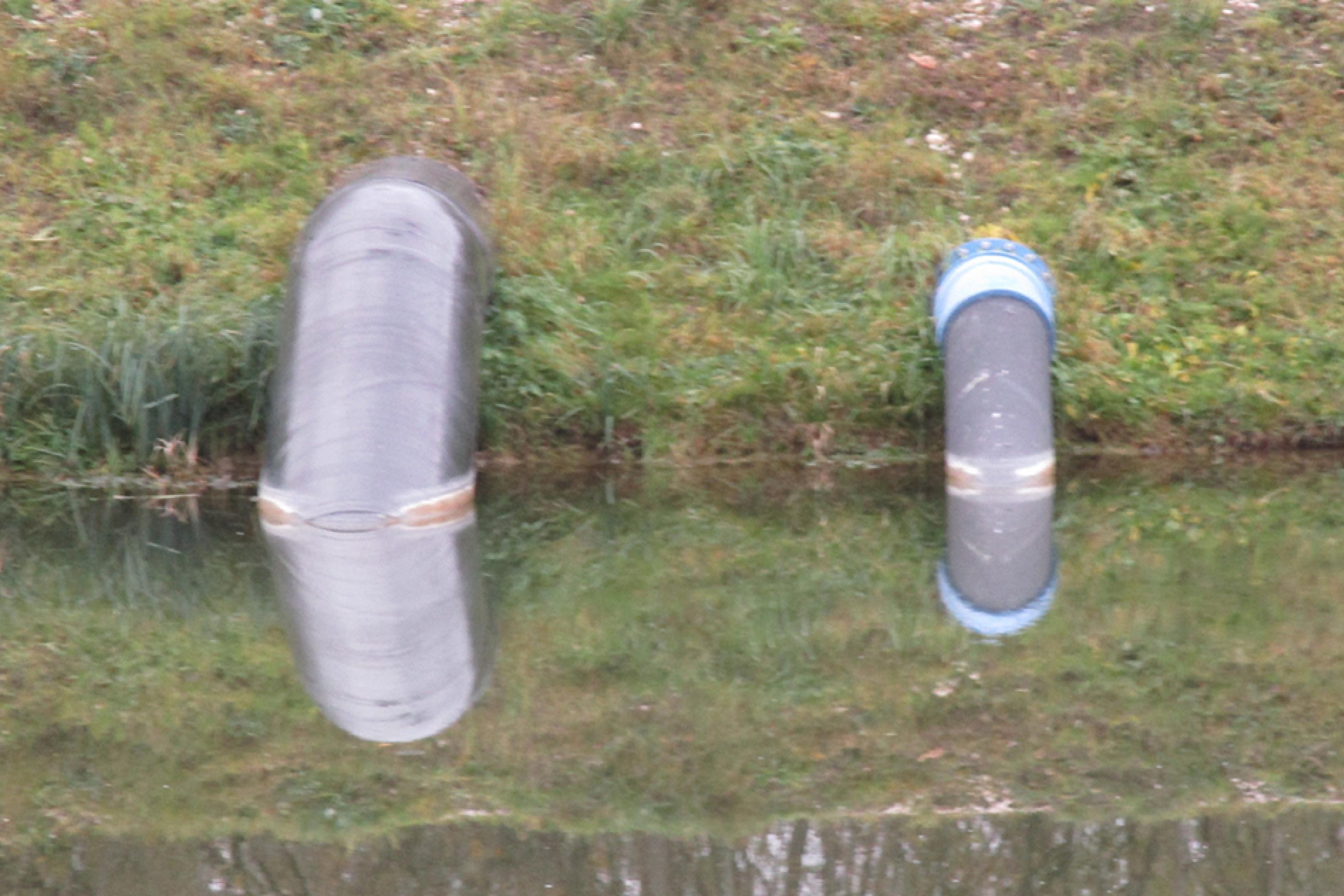 Aus dem Iller-Kanal leiten zwei schwarze Rohre Wasser ab zur Renaturierung des Auwaldes entlang der Iller