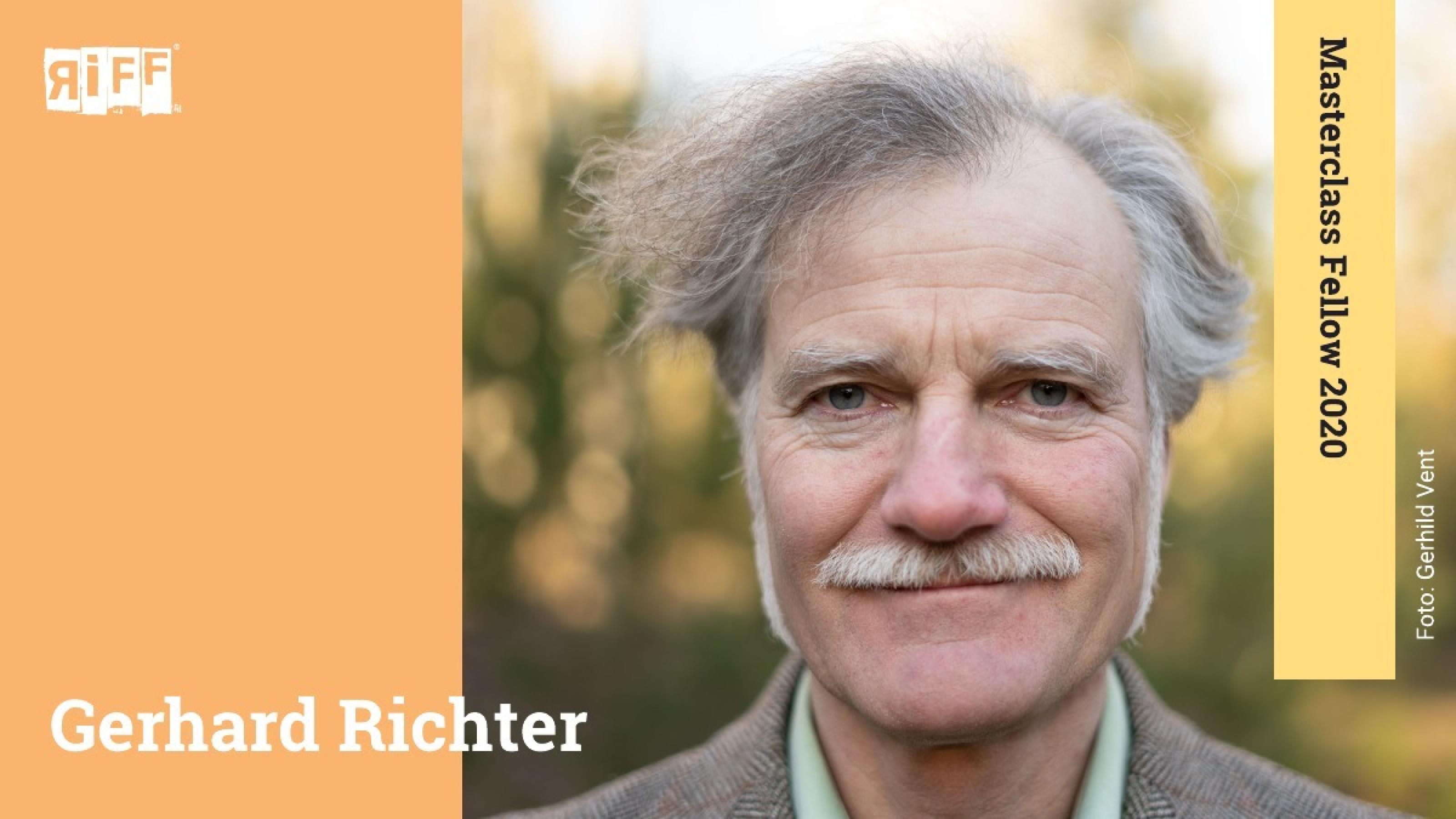 Ein Mann mit Schnauzbart steht vor nicht klar erkennbaren Bäumen. Der Name Gerhard Richter ist neben ihm zu sehen. An der rechten Seite befindet sich ein Banner mit der Aufschrift „Masterclass Fellow 2020“.