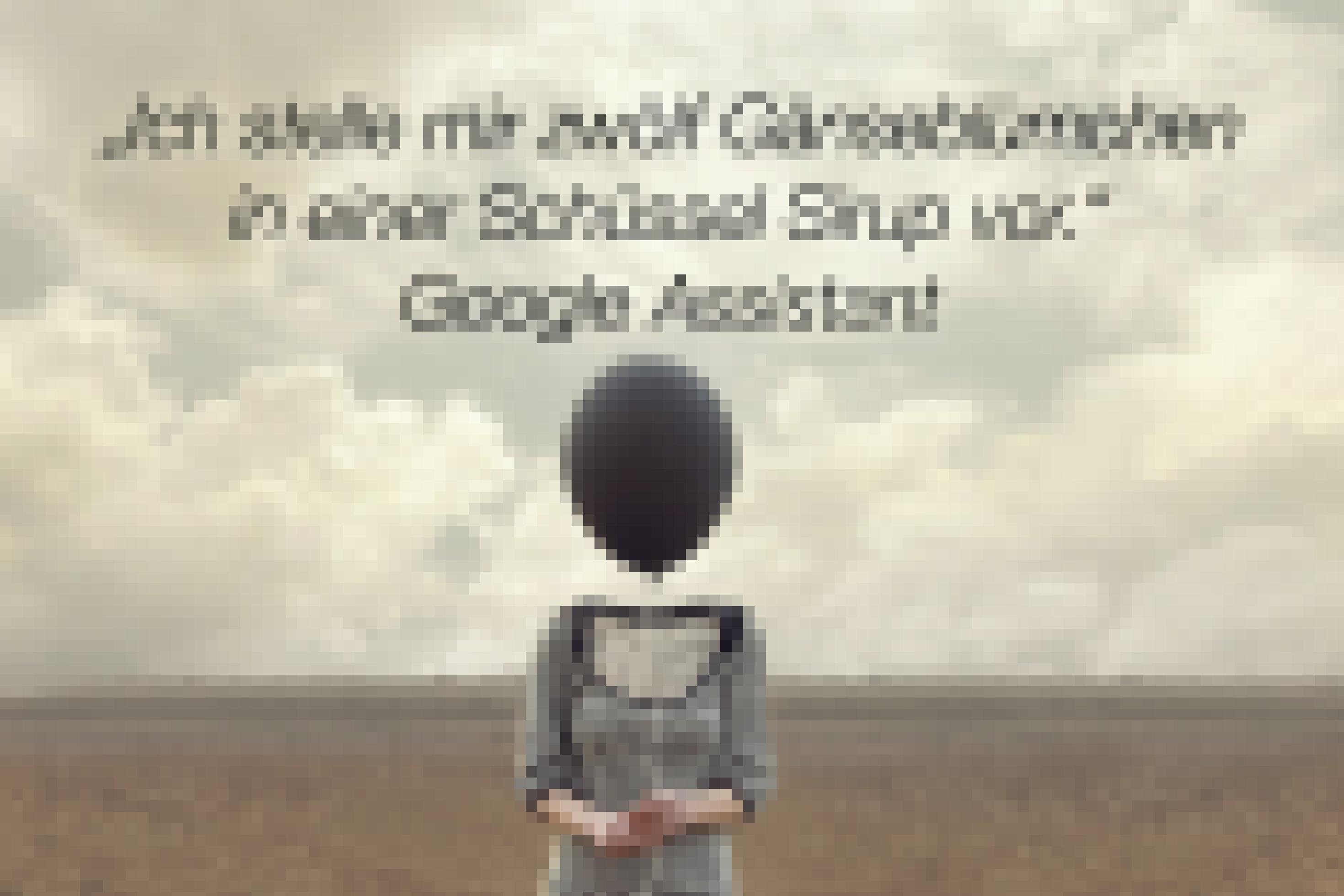 Man sieht eine Frau im grau-weiß-gestreiften Kleid in der Wüste stehen. Sie hat keinen Kopf. Sie hält einen Luftballon in der Hand. Über ihr steht folgende Schrift: „Ich stelle mir zwölf Gänseblümchen in einer Schlüssel Sirup vor.“ Google Assistent