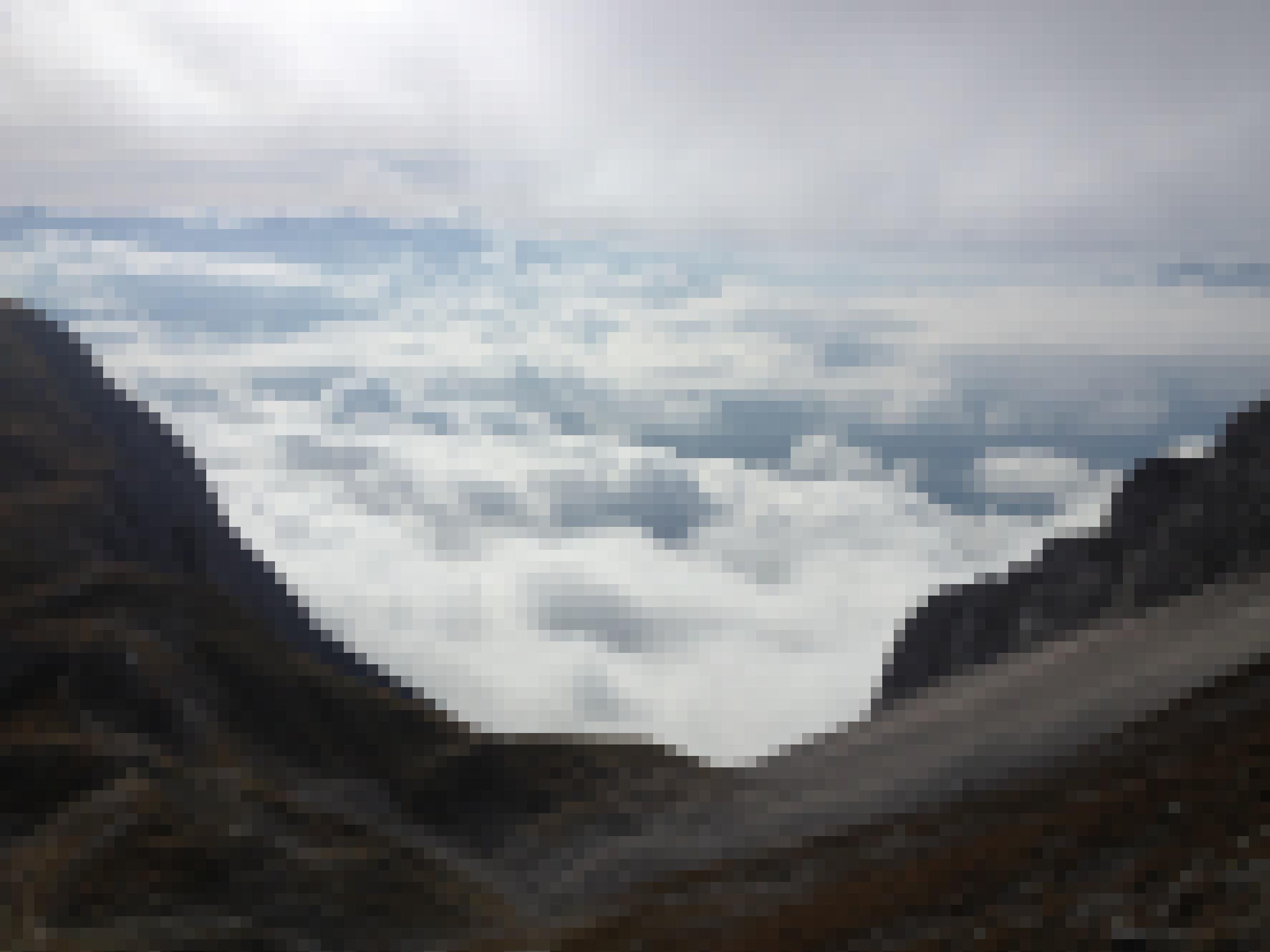 Berglandschaft über einem Wolkenhimmel.