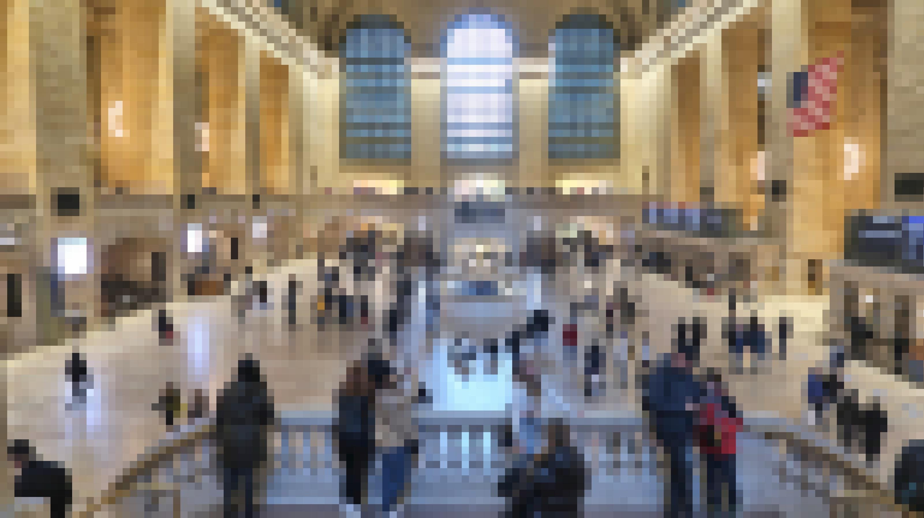 Bahnhofhalle in der Grand Central Station. Tourist:innen fotografieren sich.