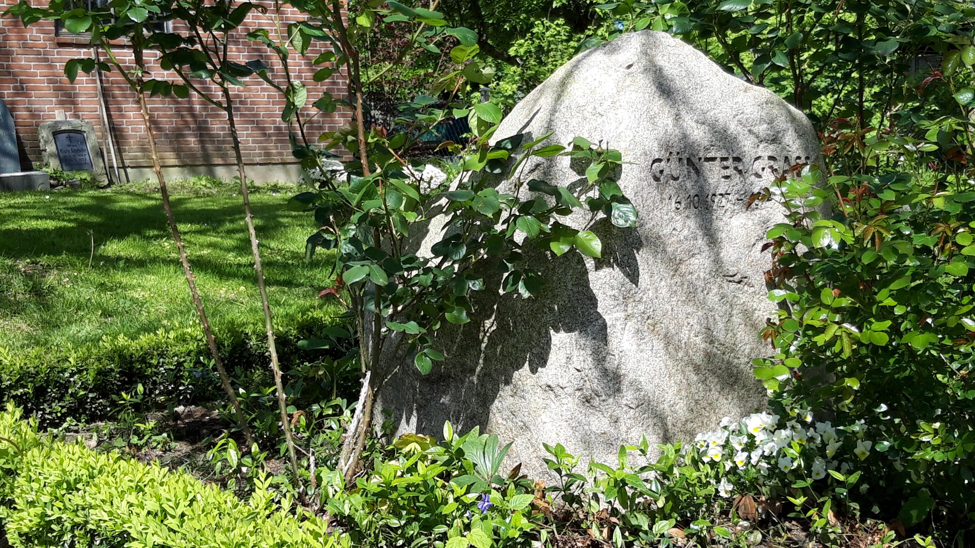 Grabstein von Günter Grass im holsteinischen Weiler Behlendorf.
