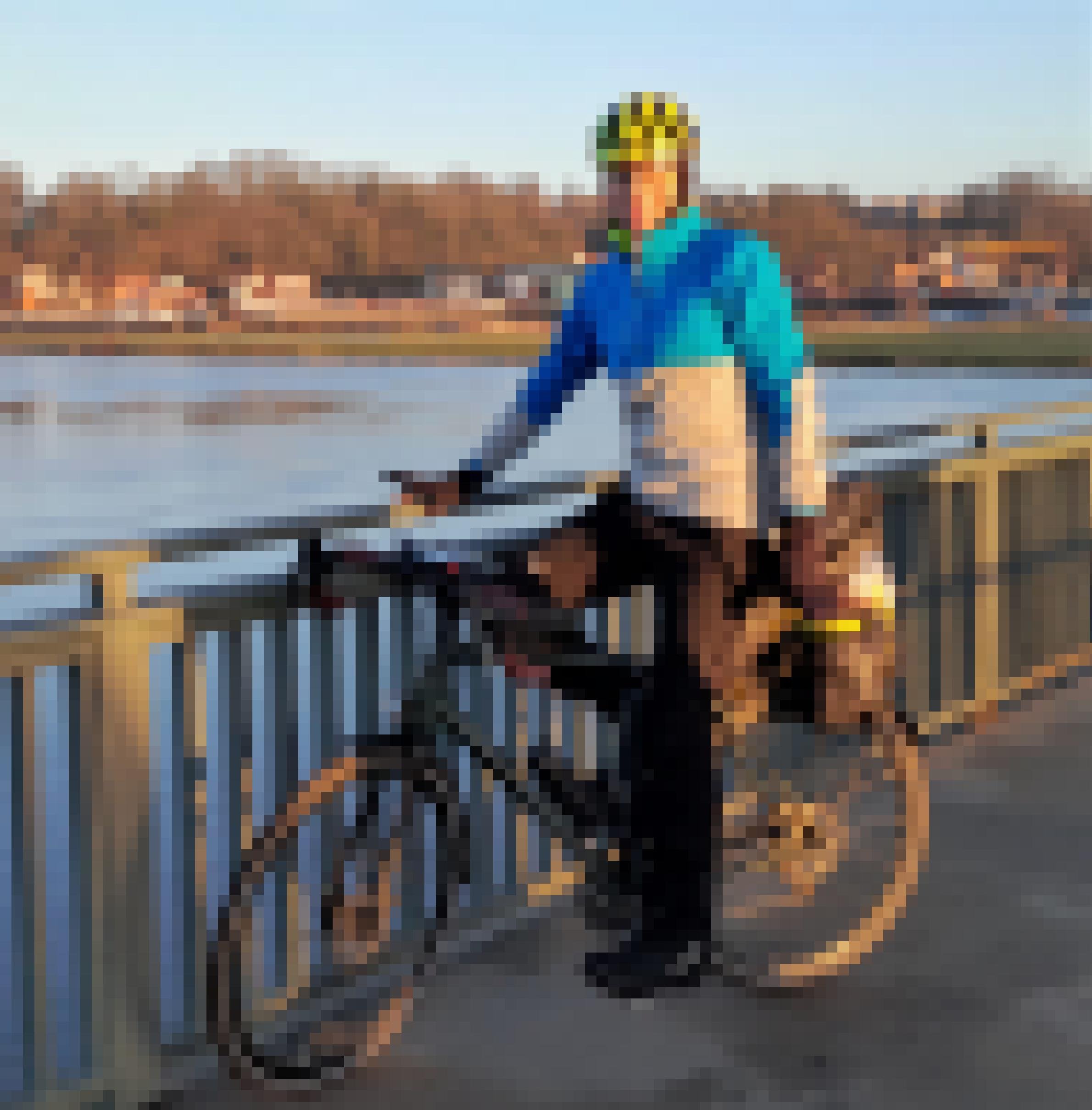 Der RadelndeReporter auf seinem Gravelbike vor Fluss und winterkahler Landschaft mit Häusern.