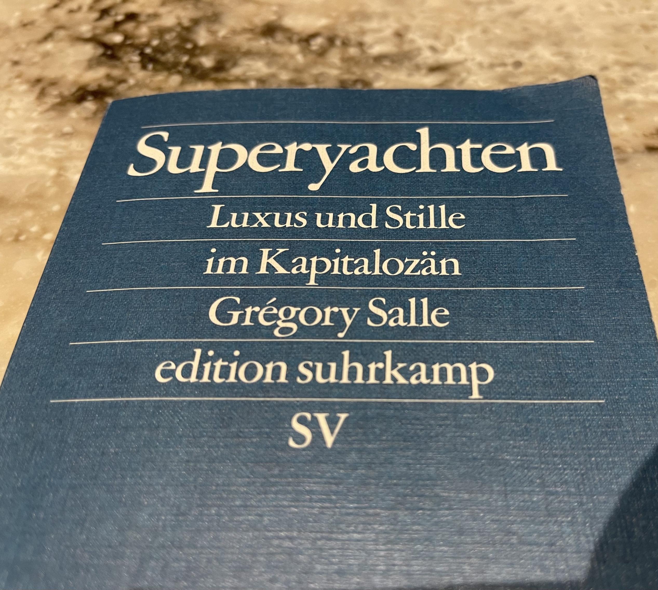 Foto zeigt das Buchcover von Grégory Salles Buch über Superyachten. Die deutsche Ausgabe ist bei Suhrkamp bereits in 5. Auflage erschienen