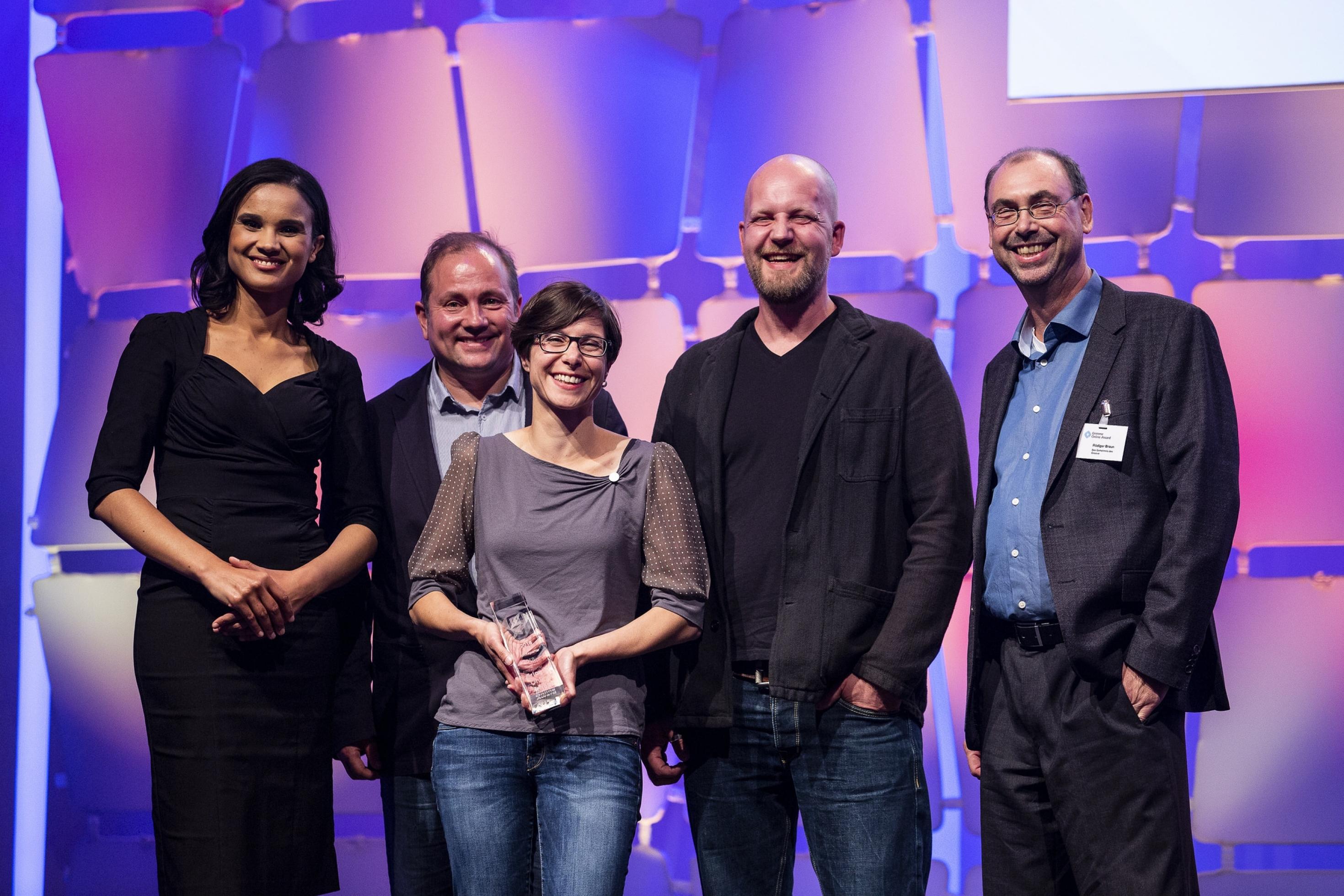 Charlotte Maihoff mit den Preisträgern von „RiffReporter“: Christian Schwägerl, Tanja Krämer, Sebastian Brink und Rüdiger Braun (v.l.)