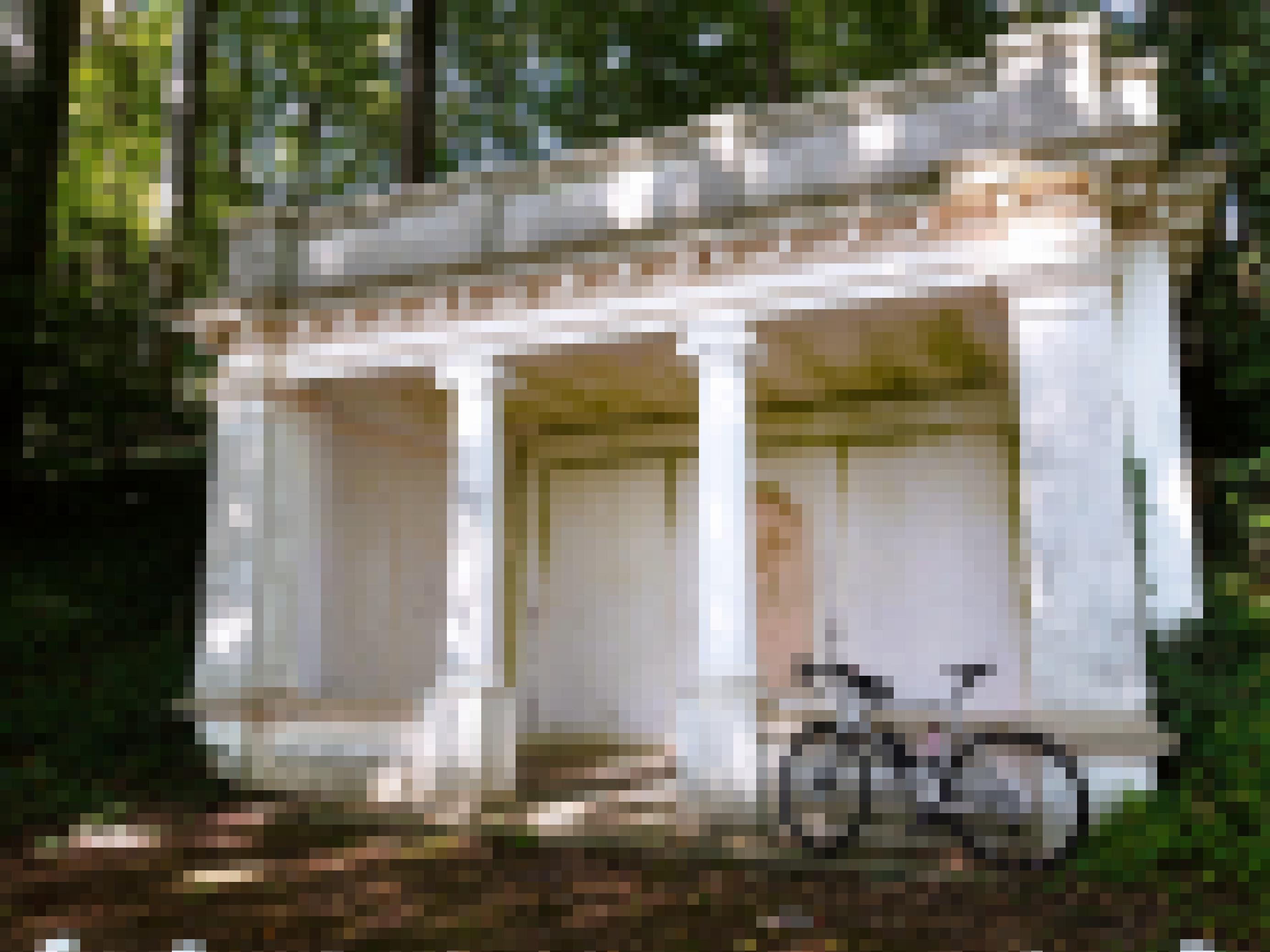 Mitten im Wald steht ein Gründerzeit-Säulenpavillon im Stile des Historismus.