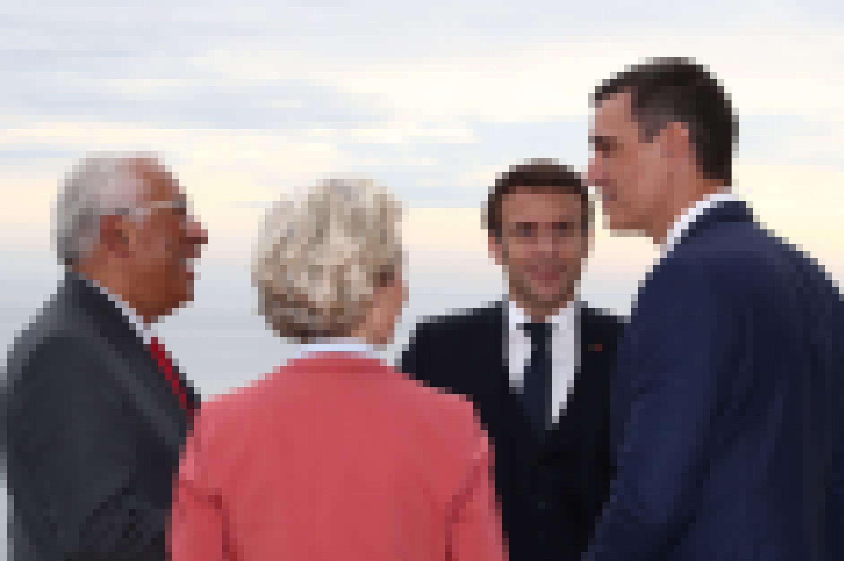 Der spanische Pedro Sánchez (im Halbprofil) im Gespräch mit EU-Kommissionspräsidentin Ursula von der Leyen, dem portugiesischen Regierungschef Antonio Costa und dem französischen Präsidenten Emmanuel Macron.