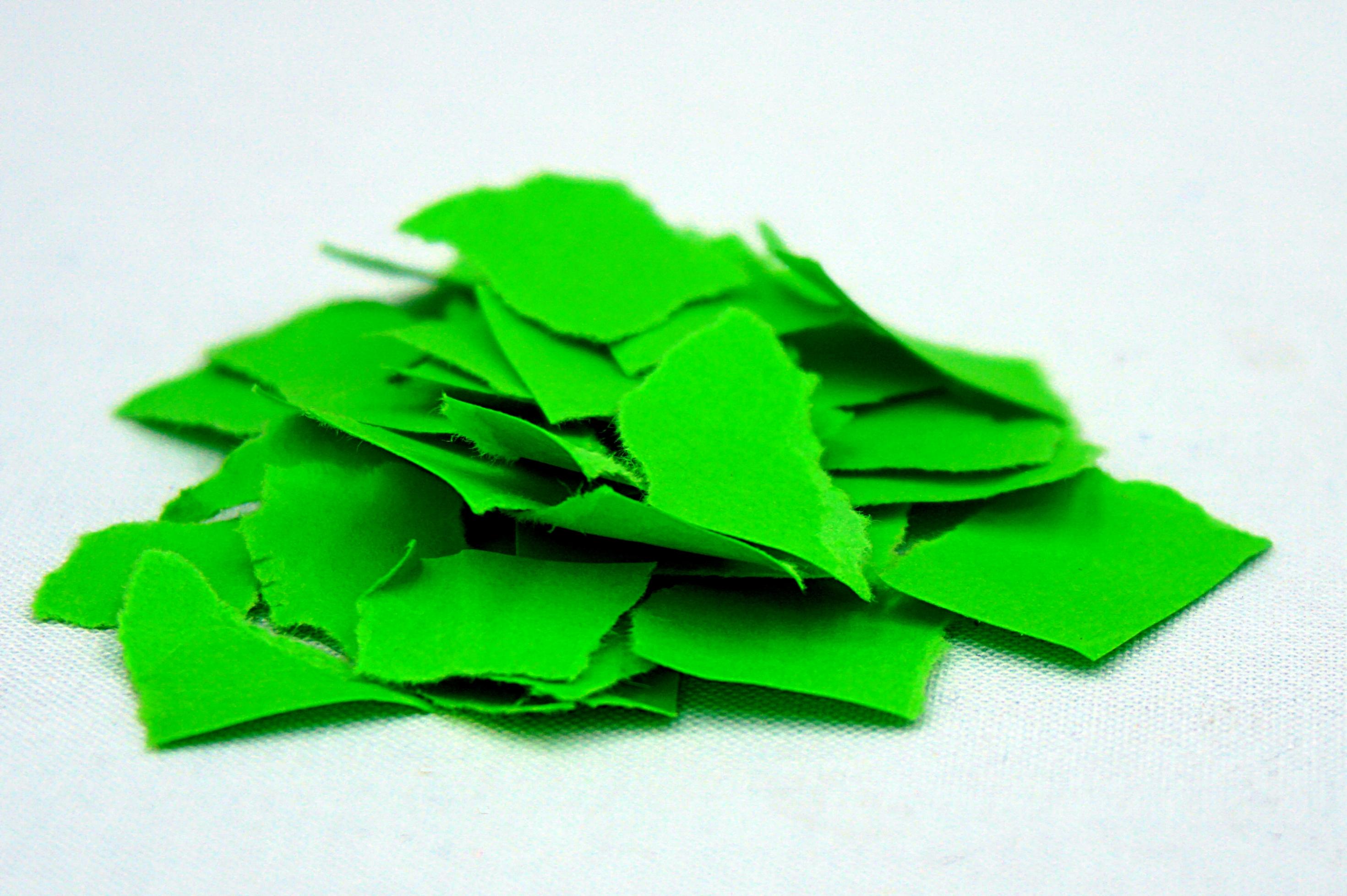 Grüne Papierrschnipsel