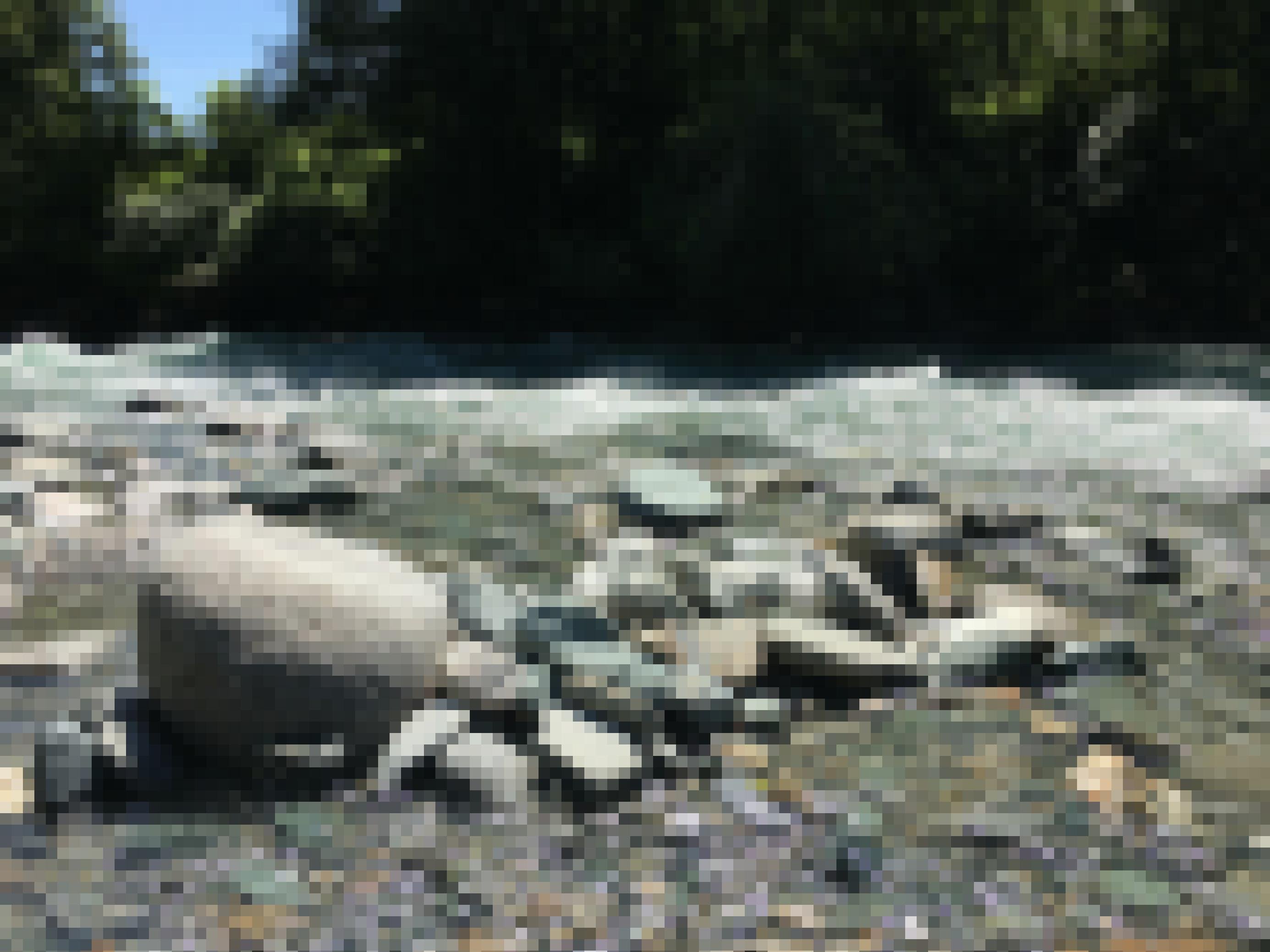 Fluss mit großen Steinen am Rand