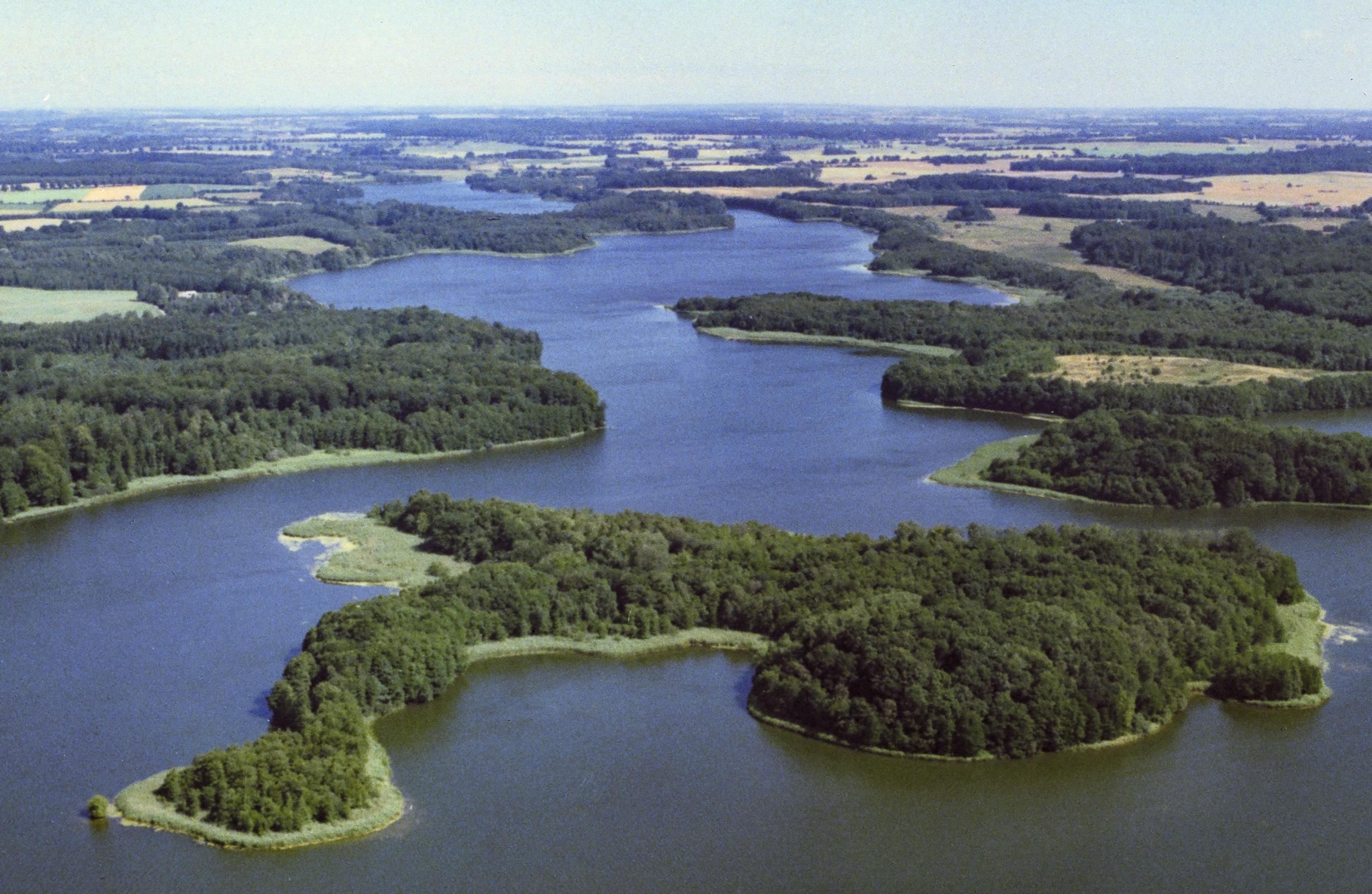 Der Nordteil des Schaalsees aus der Luft. See und bewaldete Inseln bilden ein Mosaikmuster.
