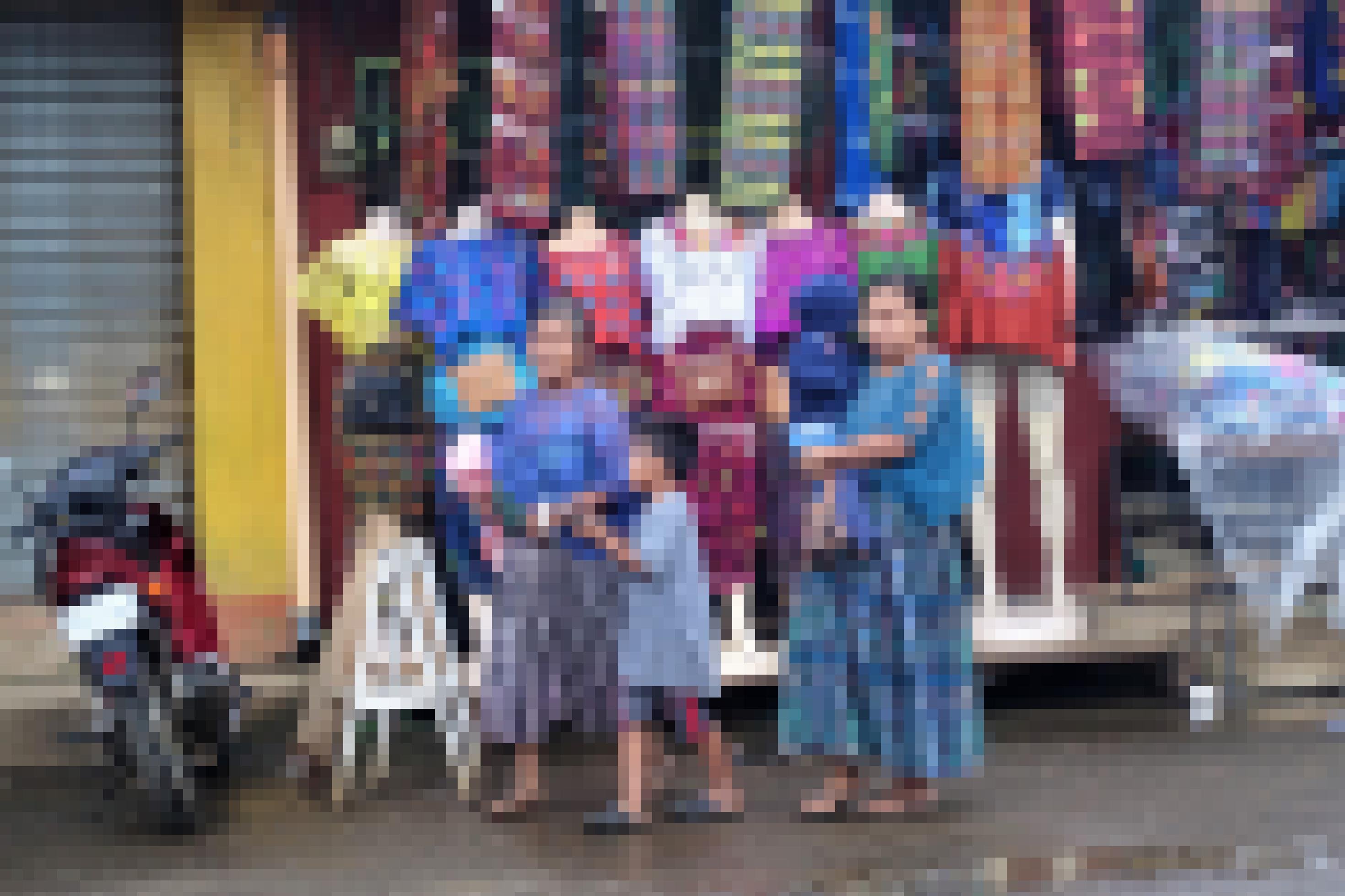 Indigene Frauen und Kinder in Maya-Kleidung auf der Straße in der guatemaltekischen Stadt El Estor