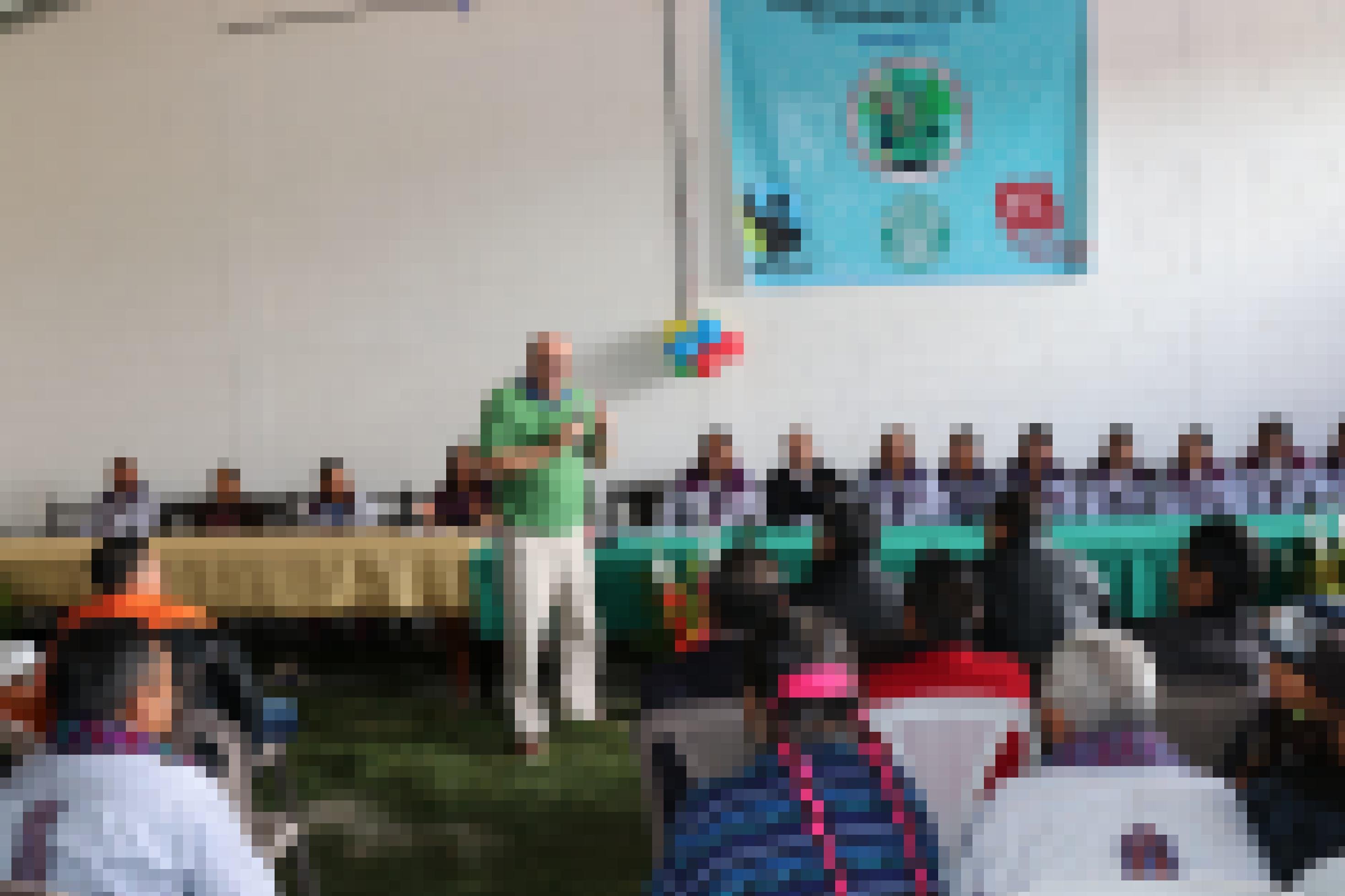 Der Schweizer Geschäftsführer von Fedecocagua Ulrich Gurtner im grünen Shirt bei einer Versammlung mit Kleinbäuerïnnen in Guatemala.