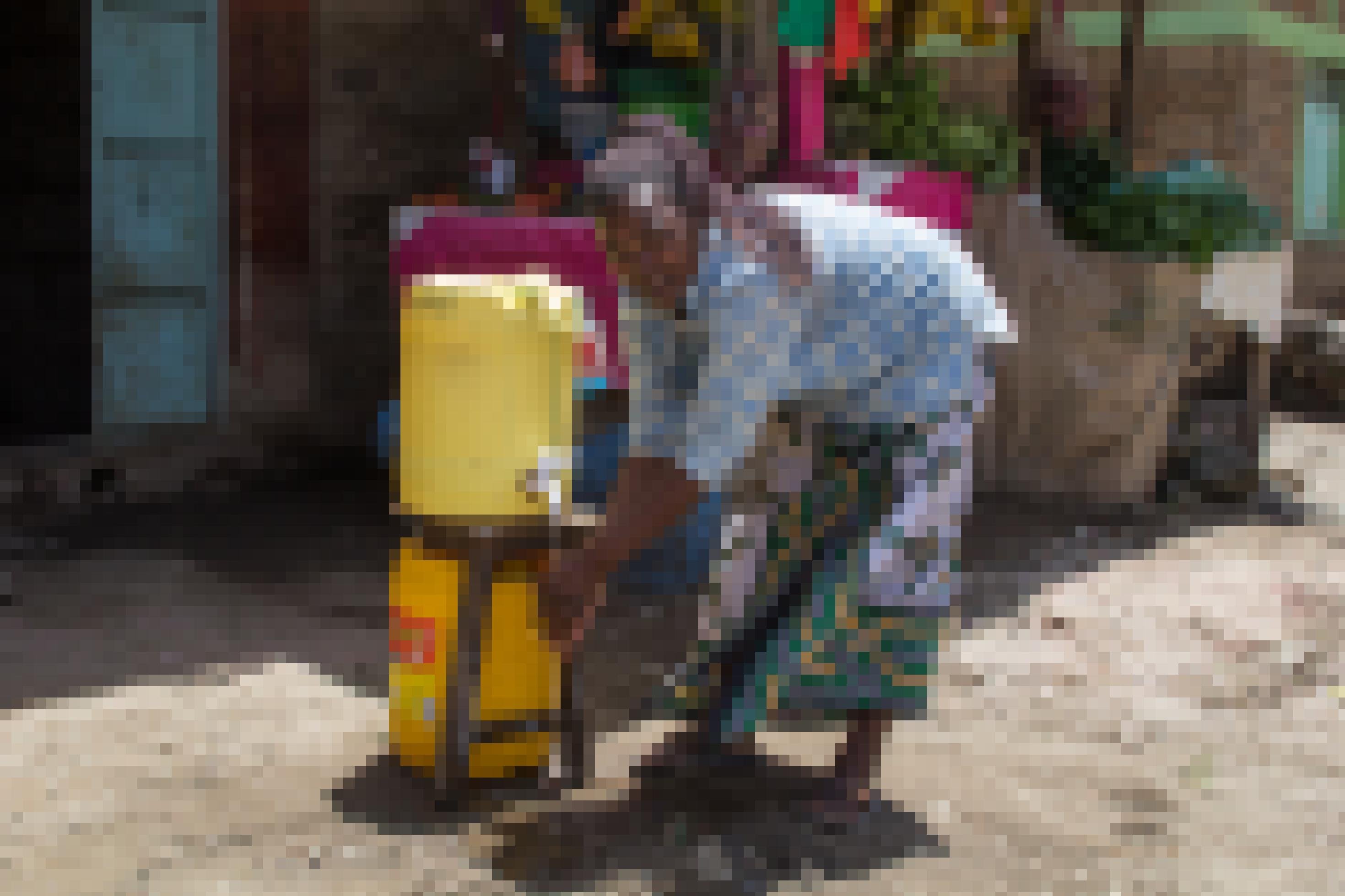 Eine Frau bückt sich und wäscht sich in einem Slum die Hände. Das Wasser kommt aus einem gelben Kanister, daneben steht Seife bereit.