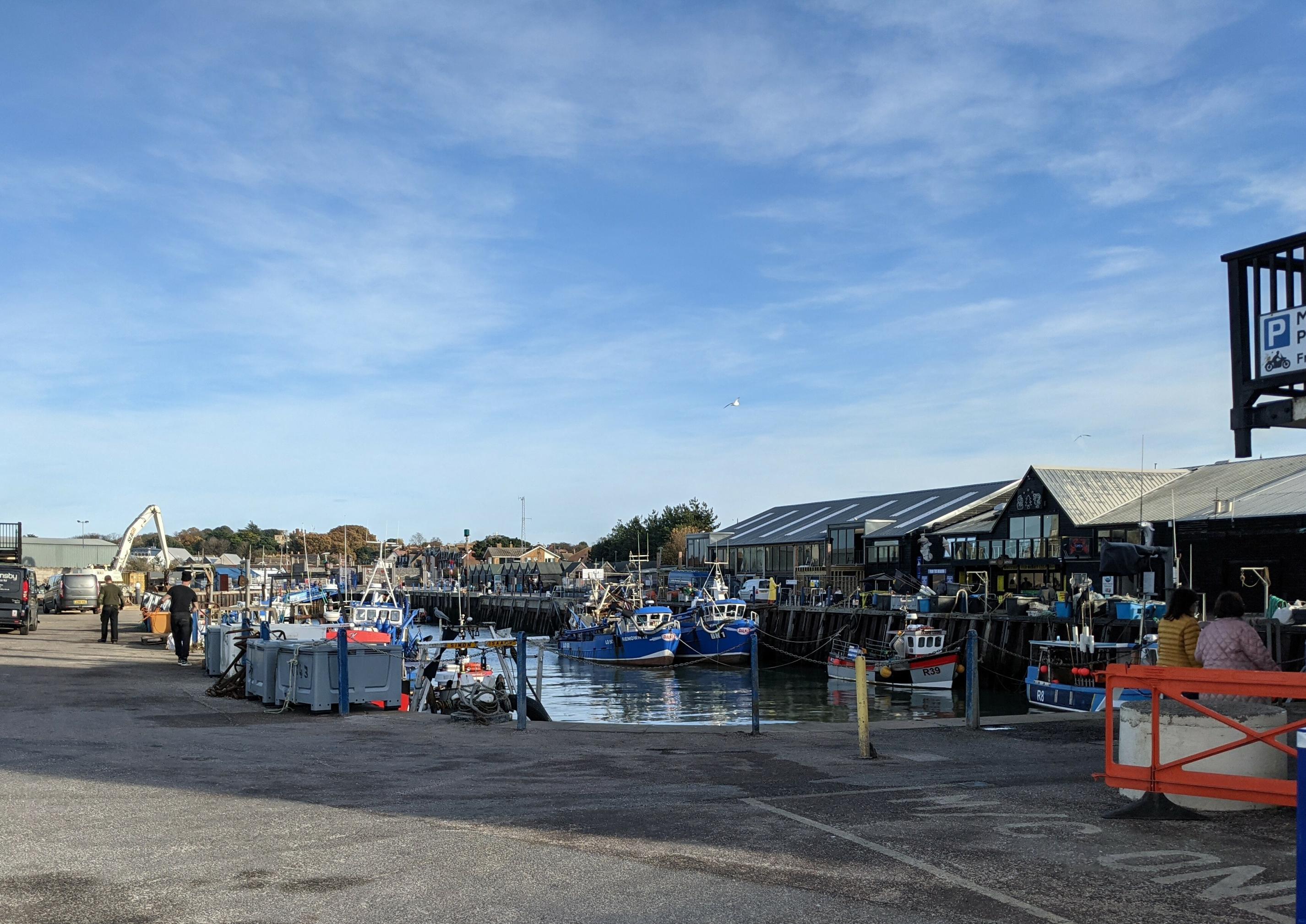 Hafen von Whitstable, kleine Boote im Hafenbecken.