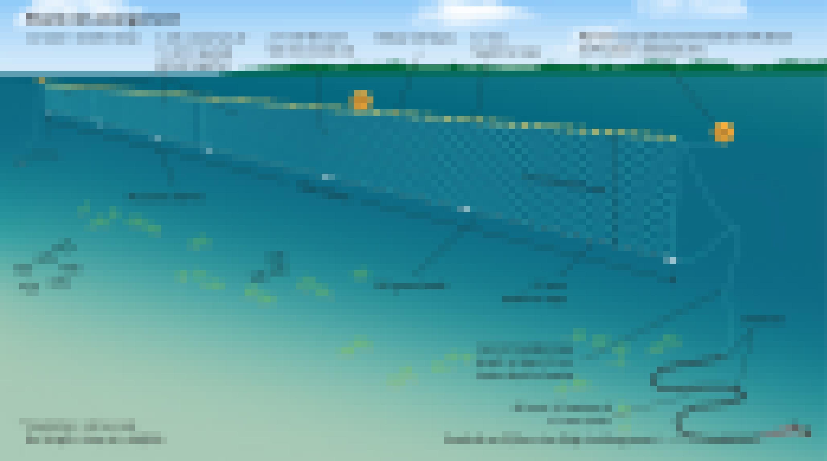 Das Bild zeigt, wie Hainetze vor der Küste verankert sind, nämlich nicht als abgeschlossener Schwimmbereich sondern zu allen Seiten offen
