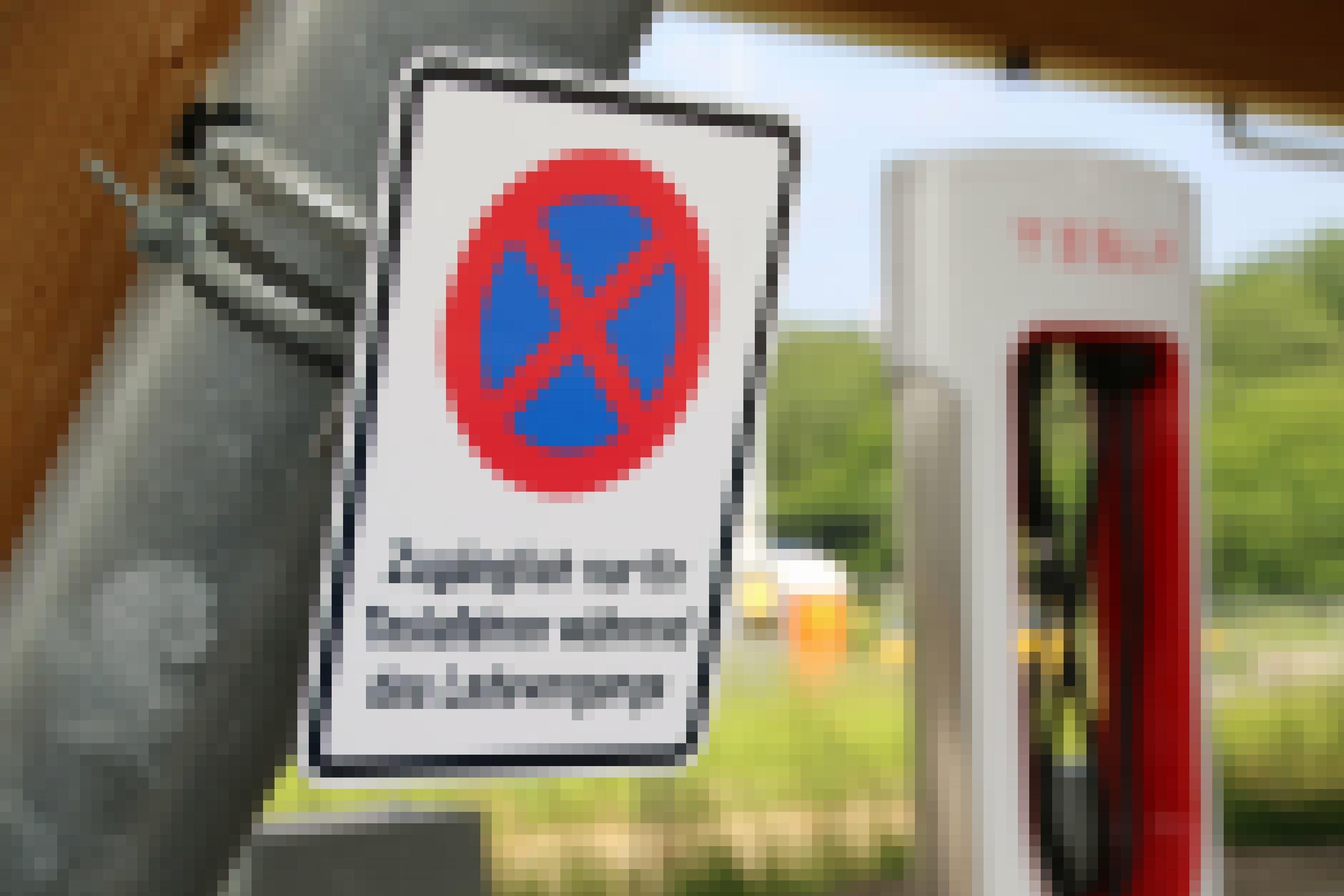 Ein Schild weist darauf hin, dass nur Tesla-Autos dort parken dürfen.