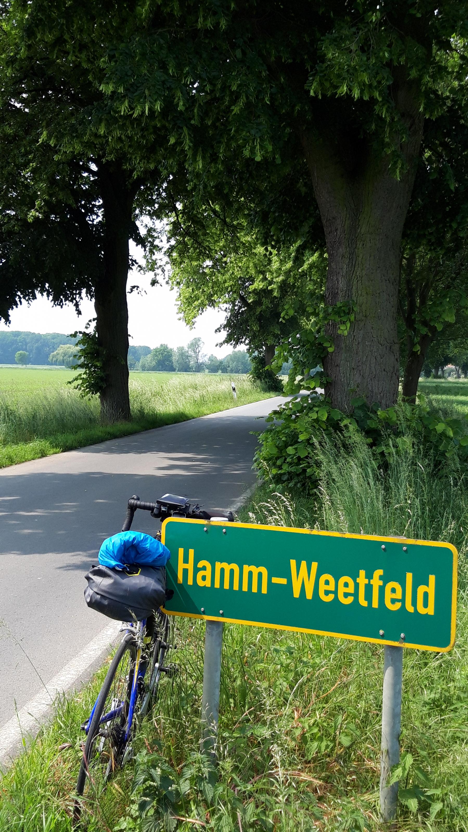 Das Vehikel des RadelndenReporters am Ortsschild Hamm-Weetfeld im äußersten Osten des Ruhrgebiets.