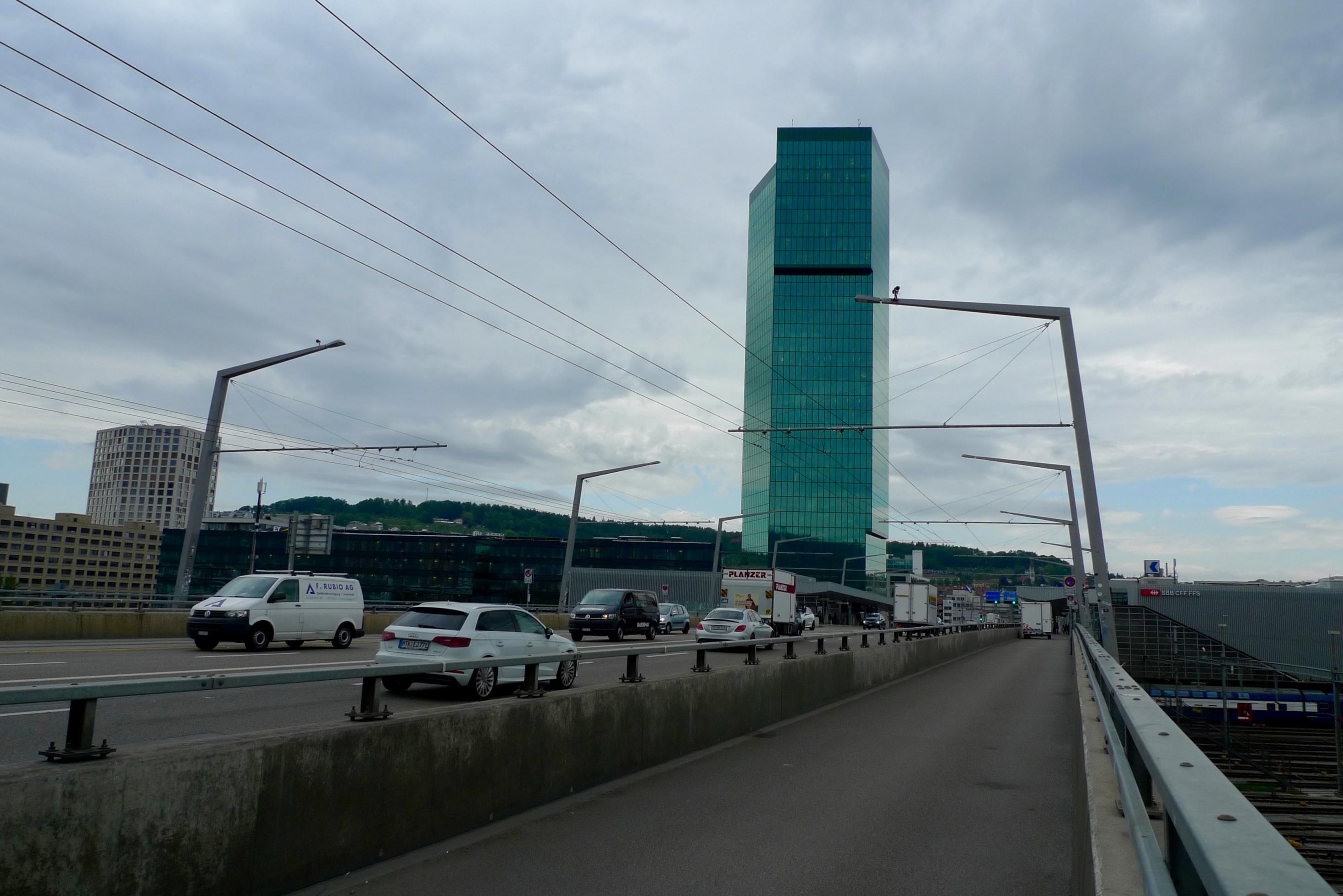 Die Hardbrücke in Zürich, am Hintergrund das höchste Gebäude der Stadt, der „Prime Tower“.