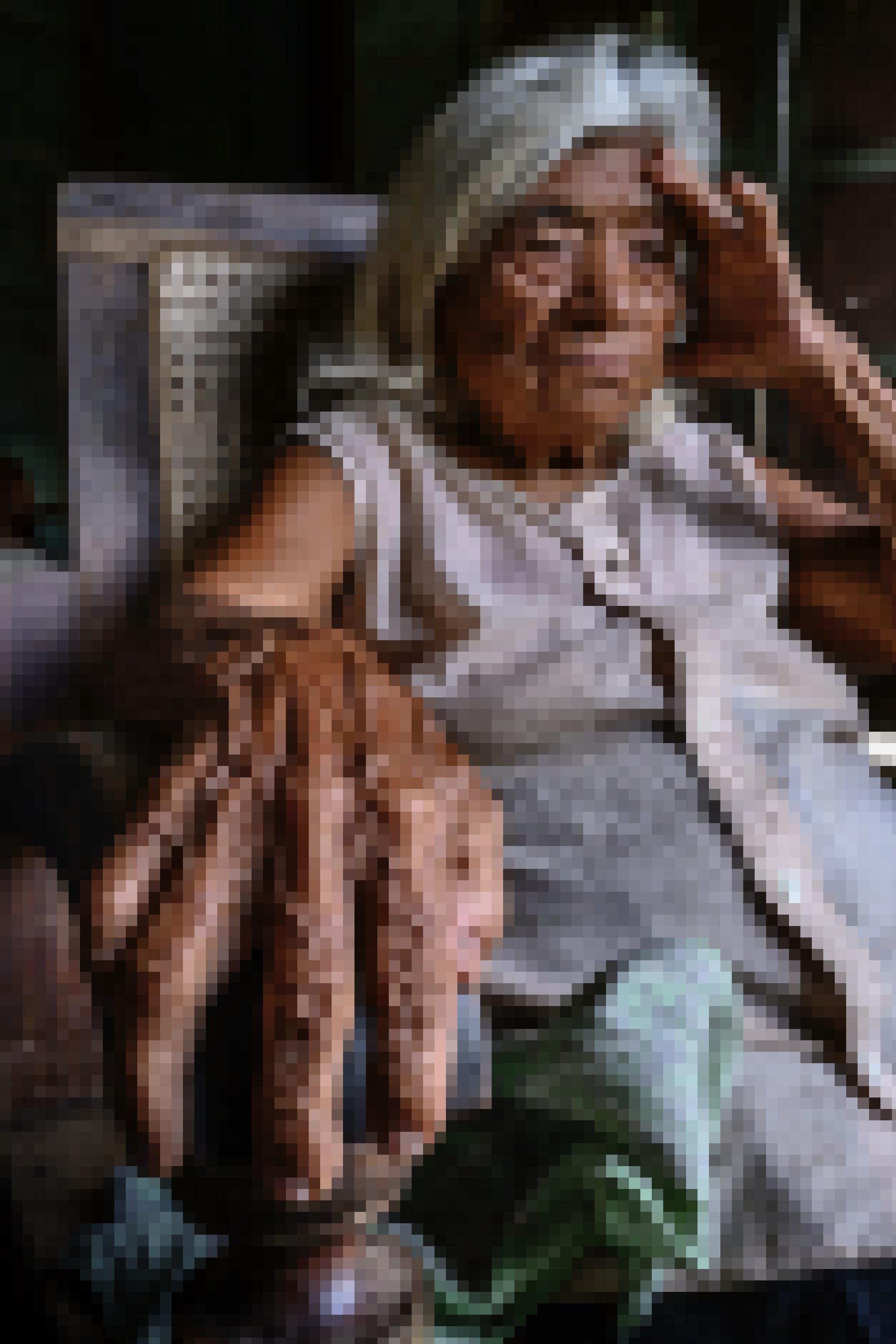 Alte Taíno-Nachkommin mit faltiger Haut sitzt in ihrem Schaukelstuhl