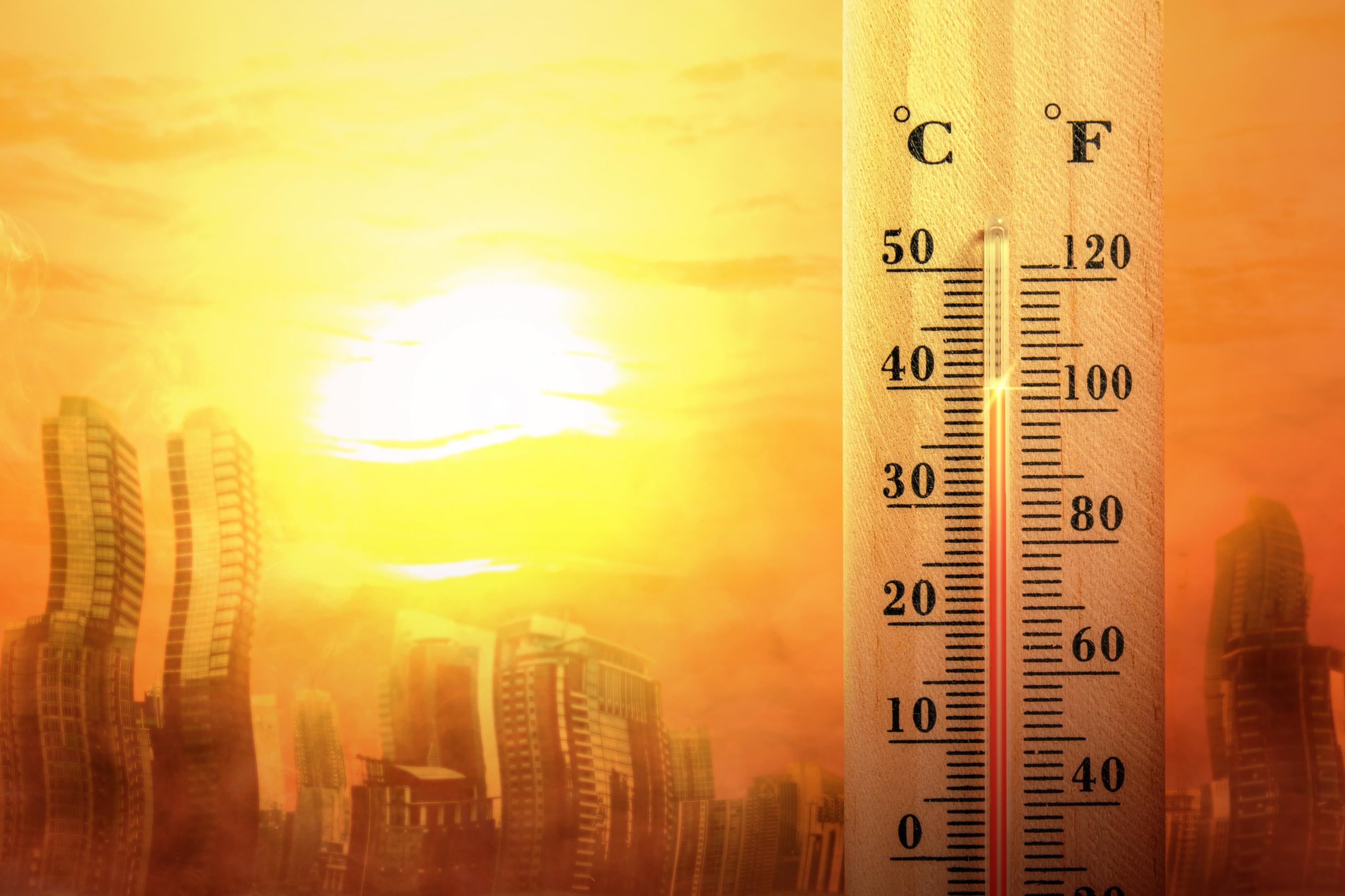 Thermometer zeigt extrem hohe Temperaturen an. Symbolbild für mangelnden Hitzeschutz in Deutschland.
