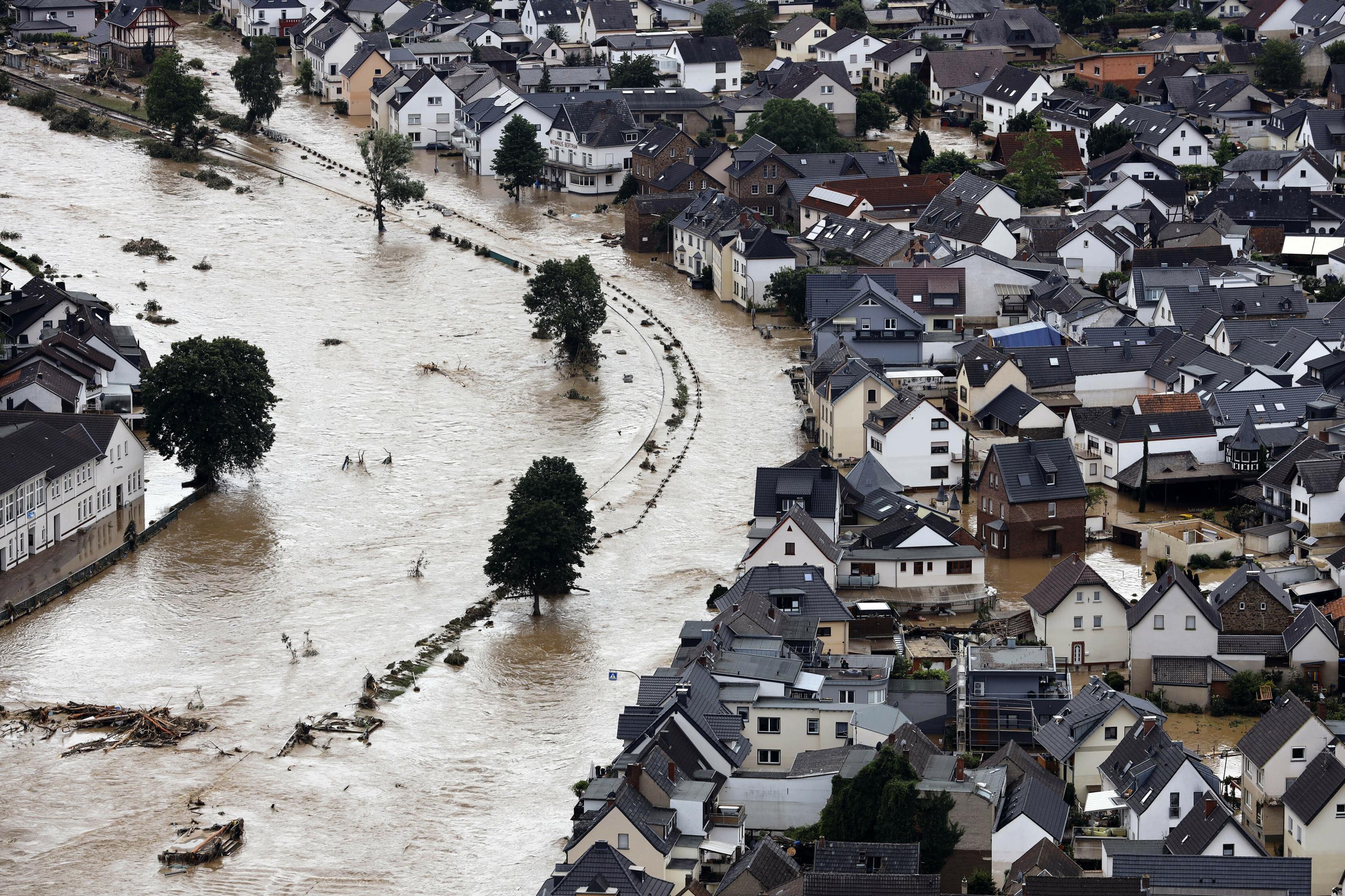 Viele Häuser des Ortes Dernau stehen nach Überflutungen an der Ahr  im Wasser.