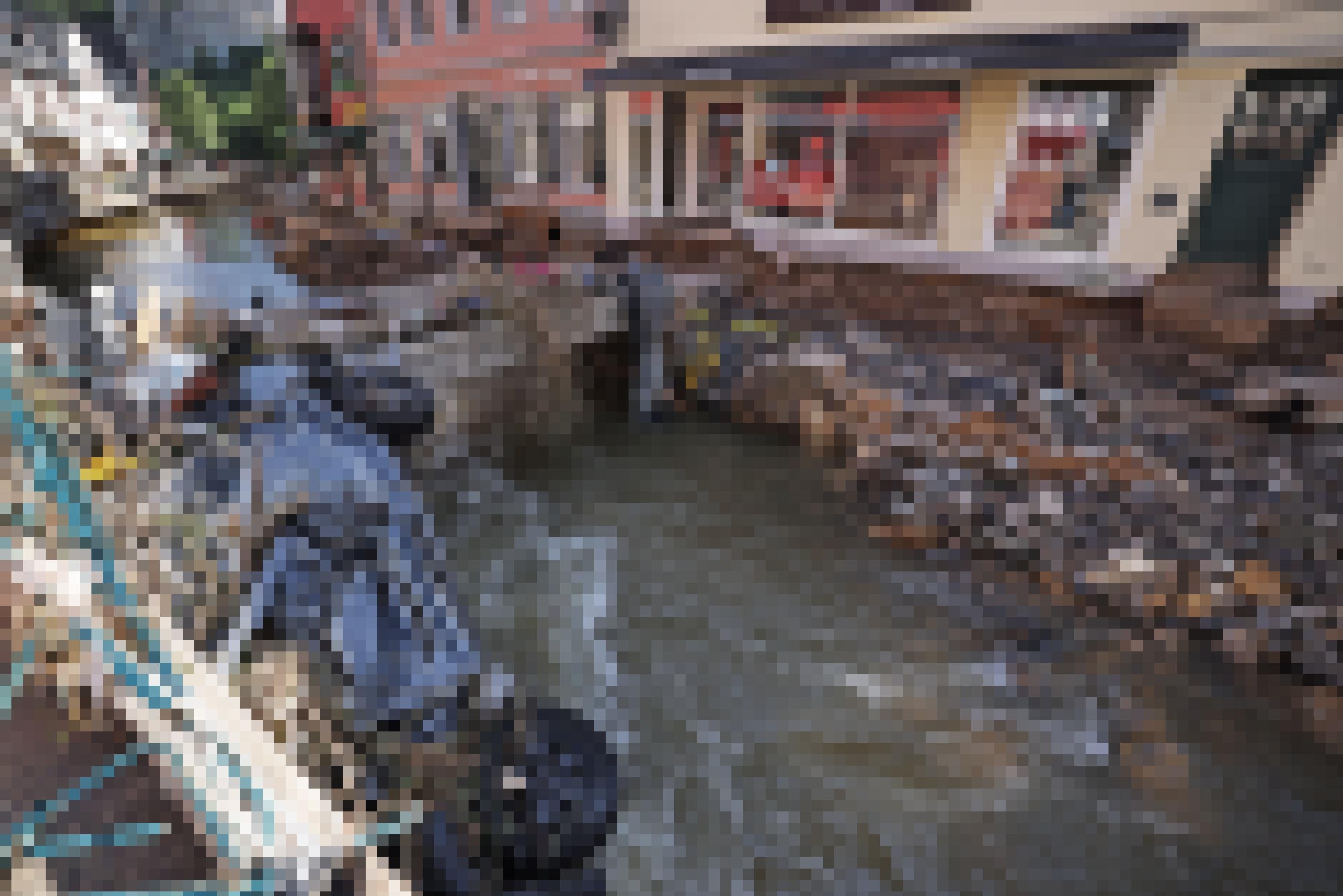 Ein Auto liegt in dem Fluss Erft mitten in der stark beschädigten Altstadt.