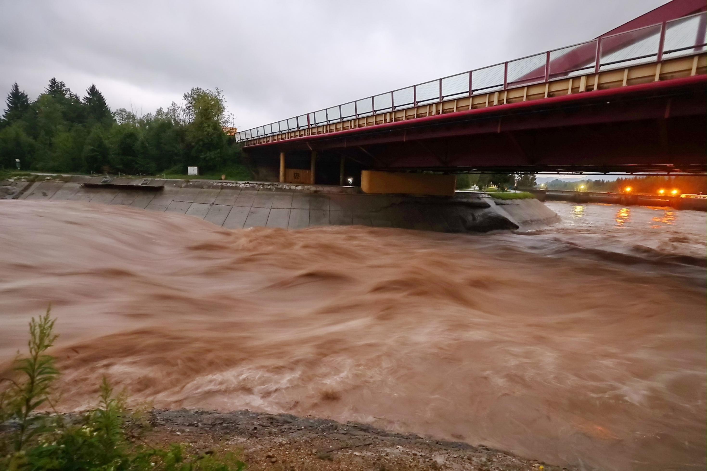 Braunes Hochwasser schießt einen Fluss hinunter