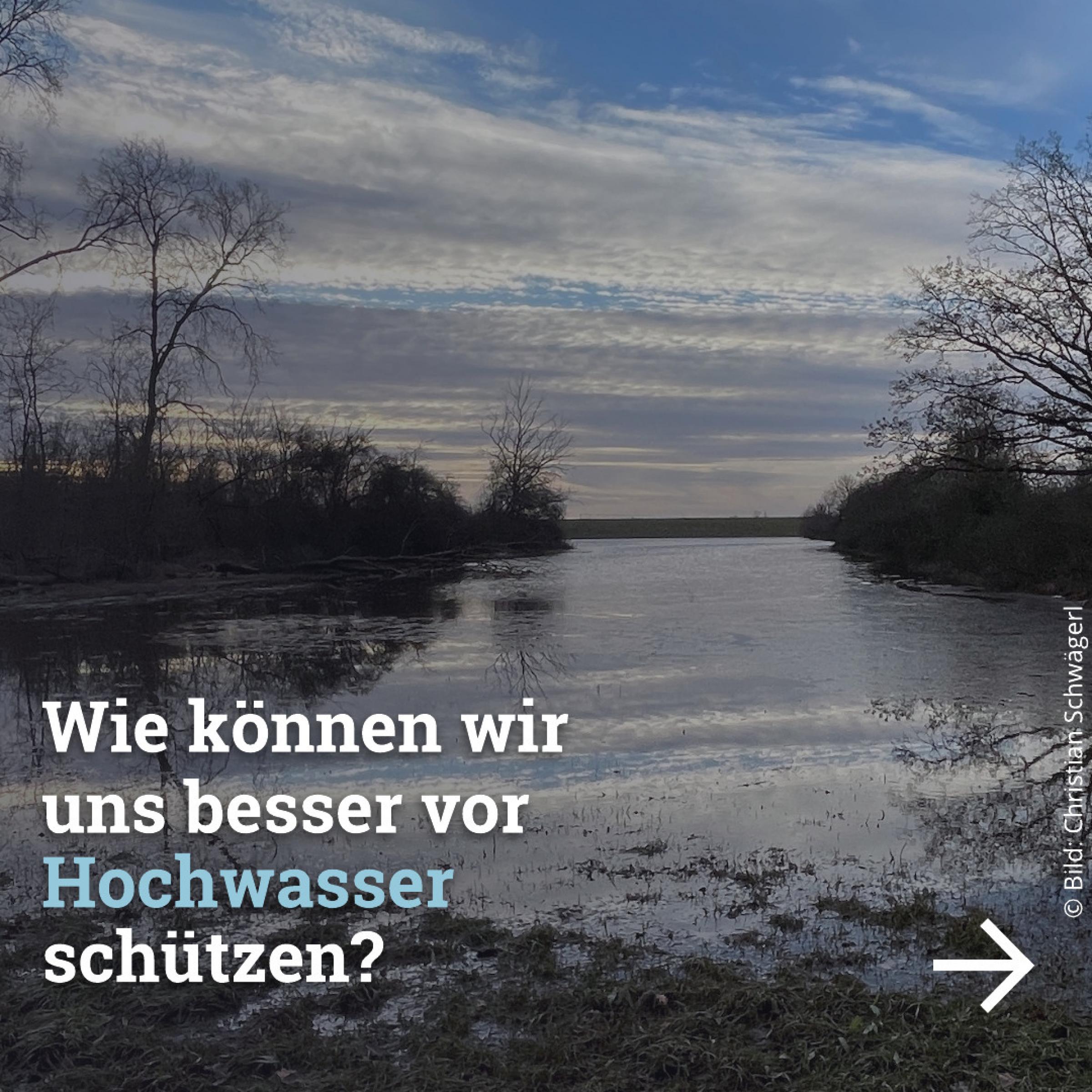 Eine Auenlandschaft. Dazu der Text: „Wie können wir uns besser vor Hochwasser schützen?“