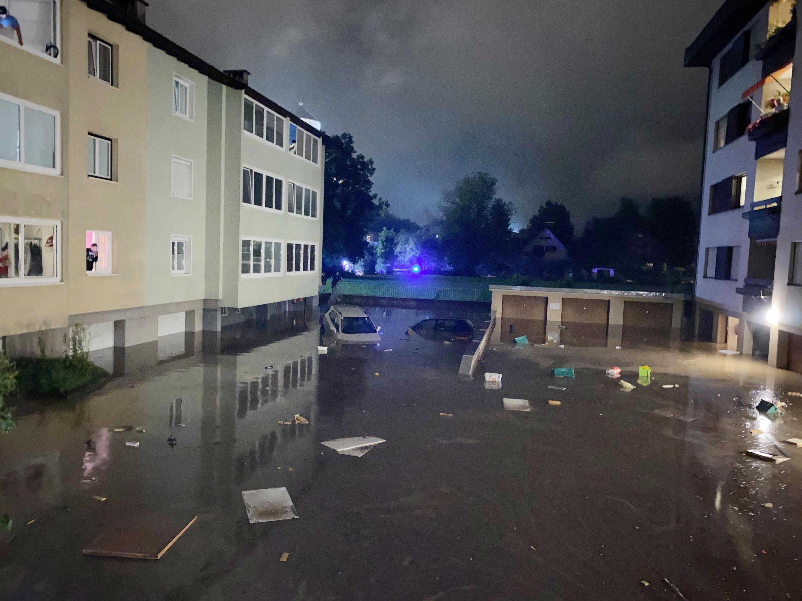 Überschwemmtes Wohnviertel bei Nacht im Blaulicht