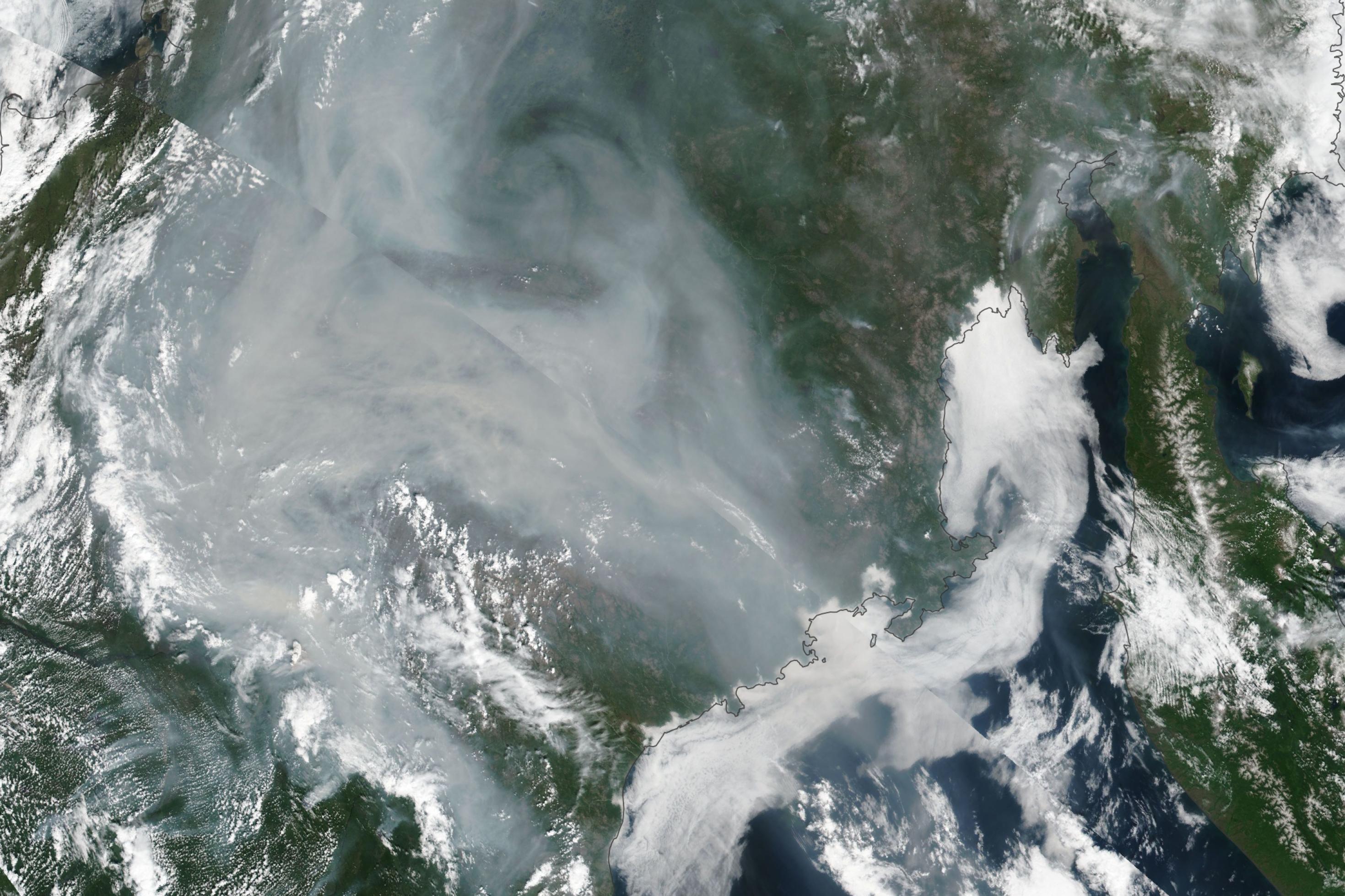 Der Himmel über Sibirien ist von Rauch bedeckt.