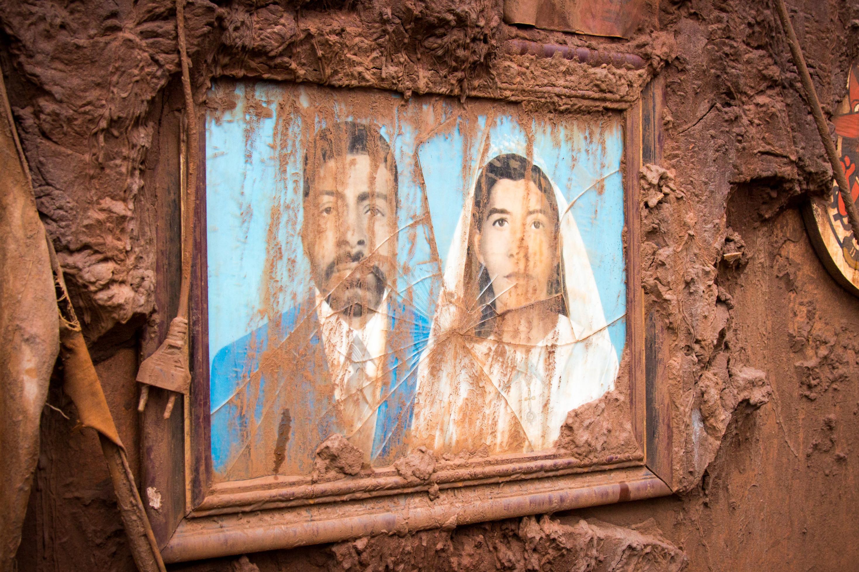 Ein Hochzeitsfoto hängt schlammüberströmt an einer Wand. 19 Menschen starben 2015 bei einer der schlimmsten Umweltkatastrophen in der Geschichte Brasiliens.