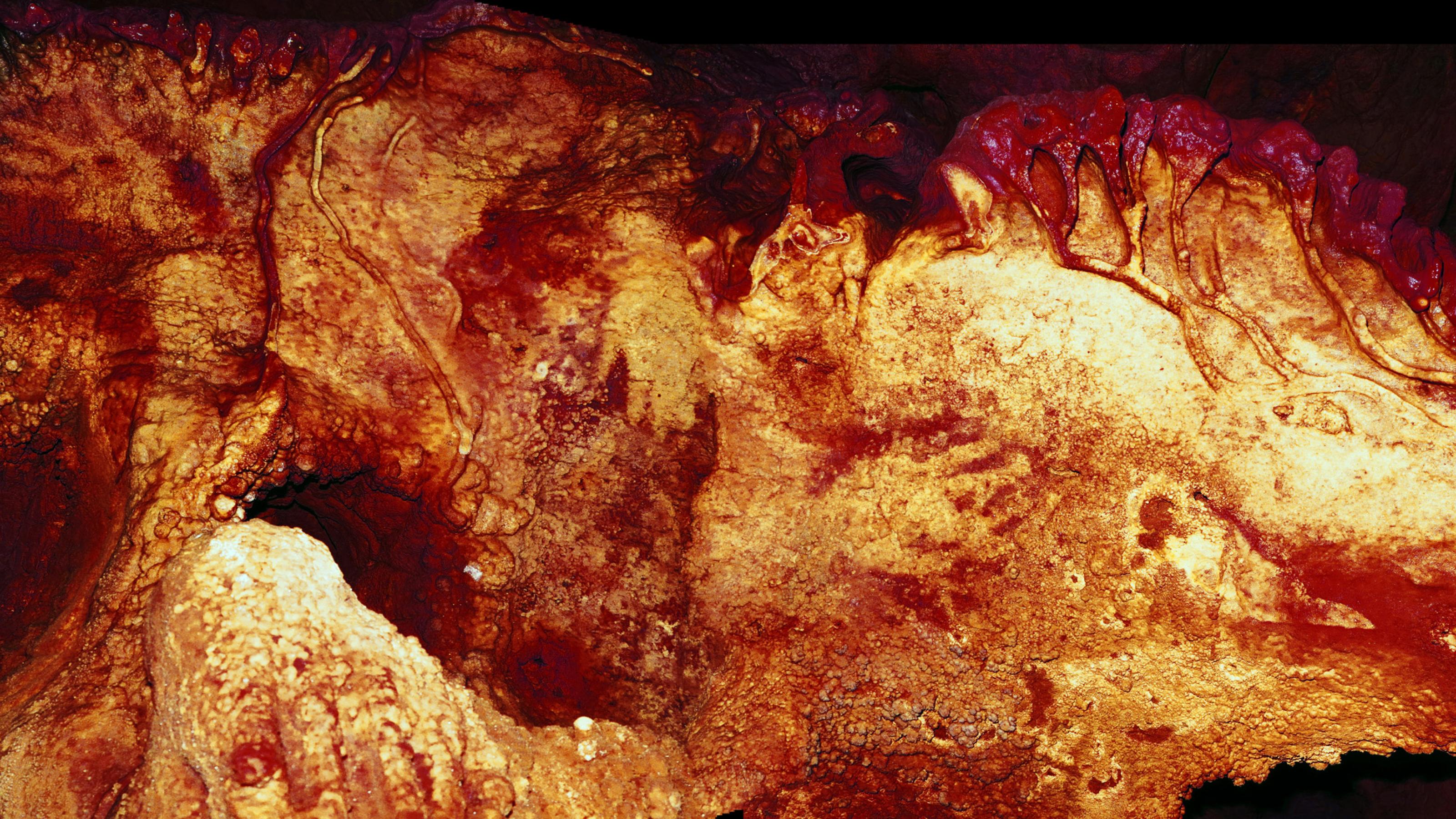 Mit rötlichen Farben brachten Neandertaler vor mehr als 64.000 Jahren Umrisse von drei Händen auf die Wände der Höhle von Maltravieso im Westen Spaniens.