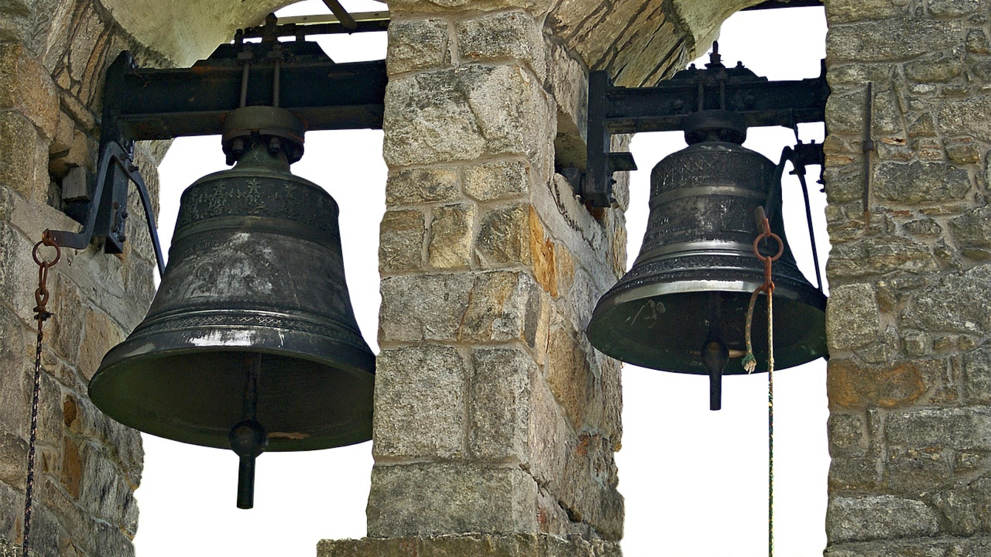 In einem Glockenturm hängen eine etwas kleiner und eine etwas größere Glocke