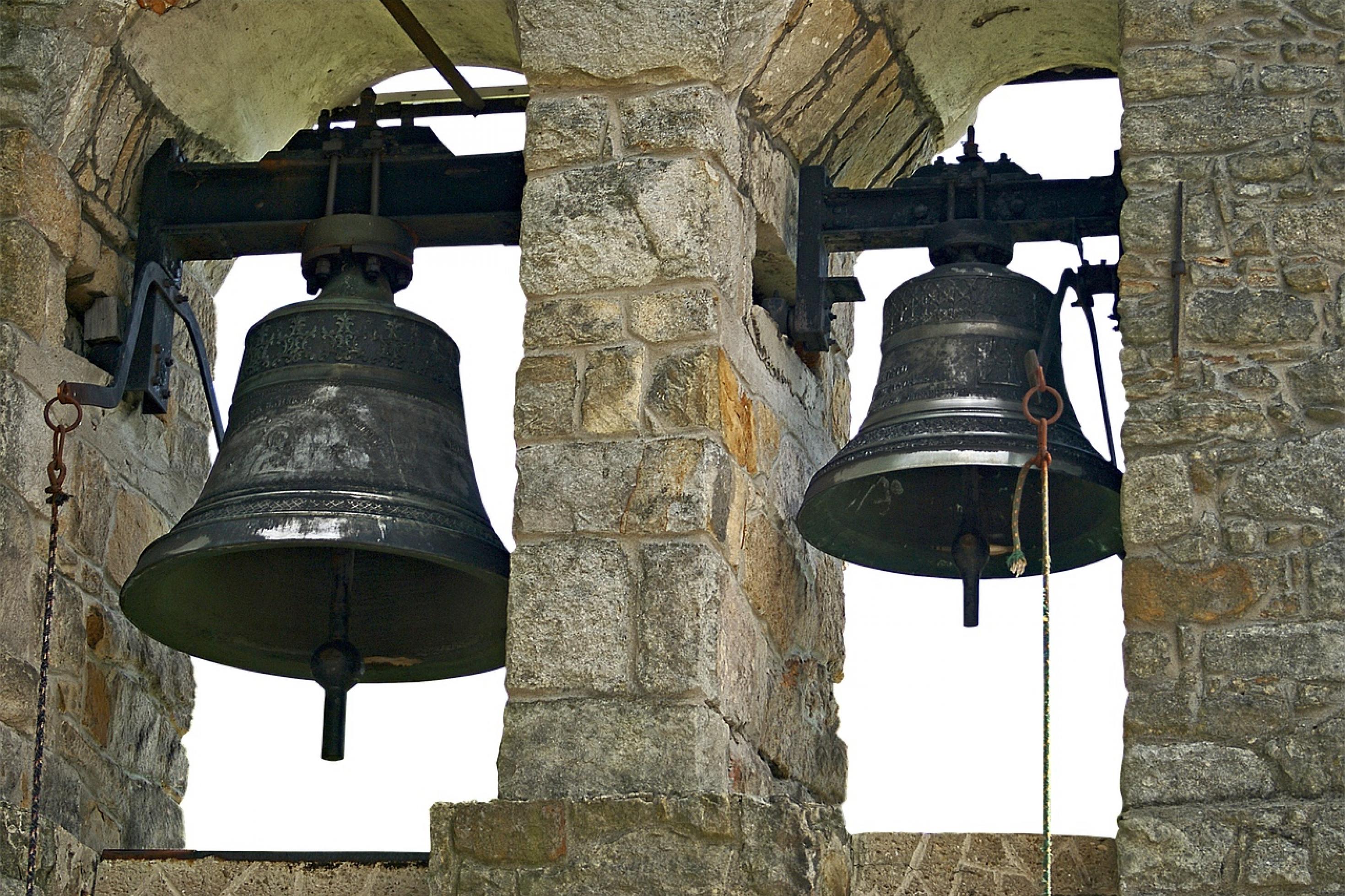 In einem Glockenturm hängen eine etwas kleiner und eine etwas größere Glocke