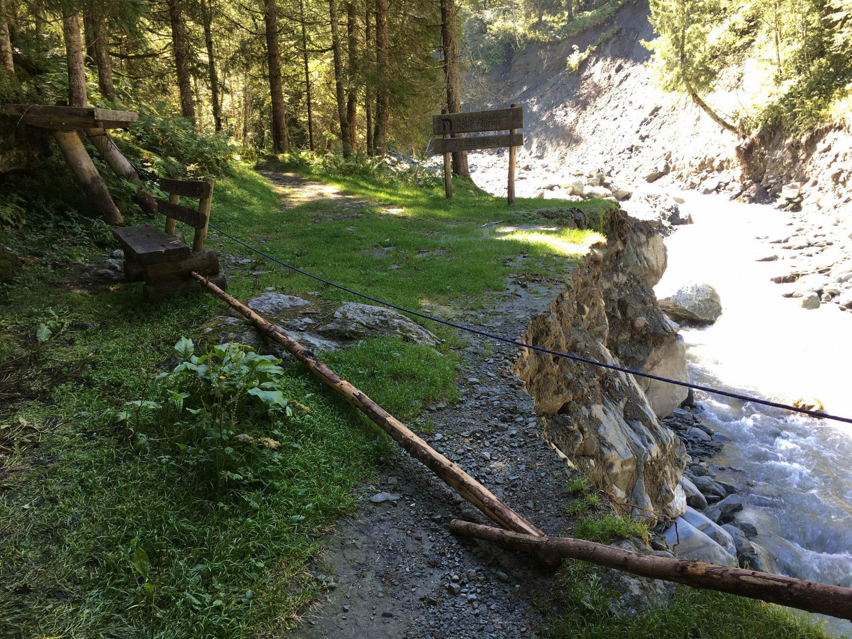 Bach mit weggerissenem Uferweg