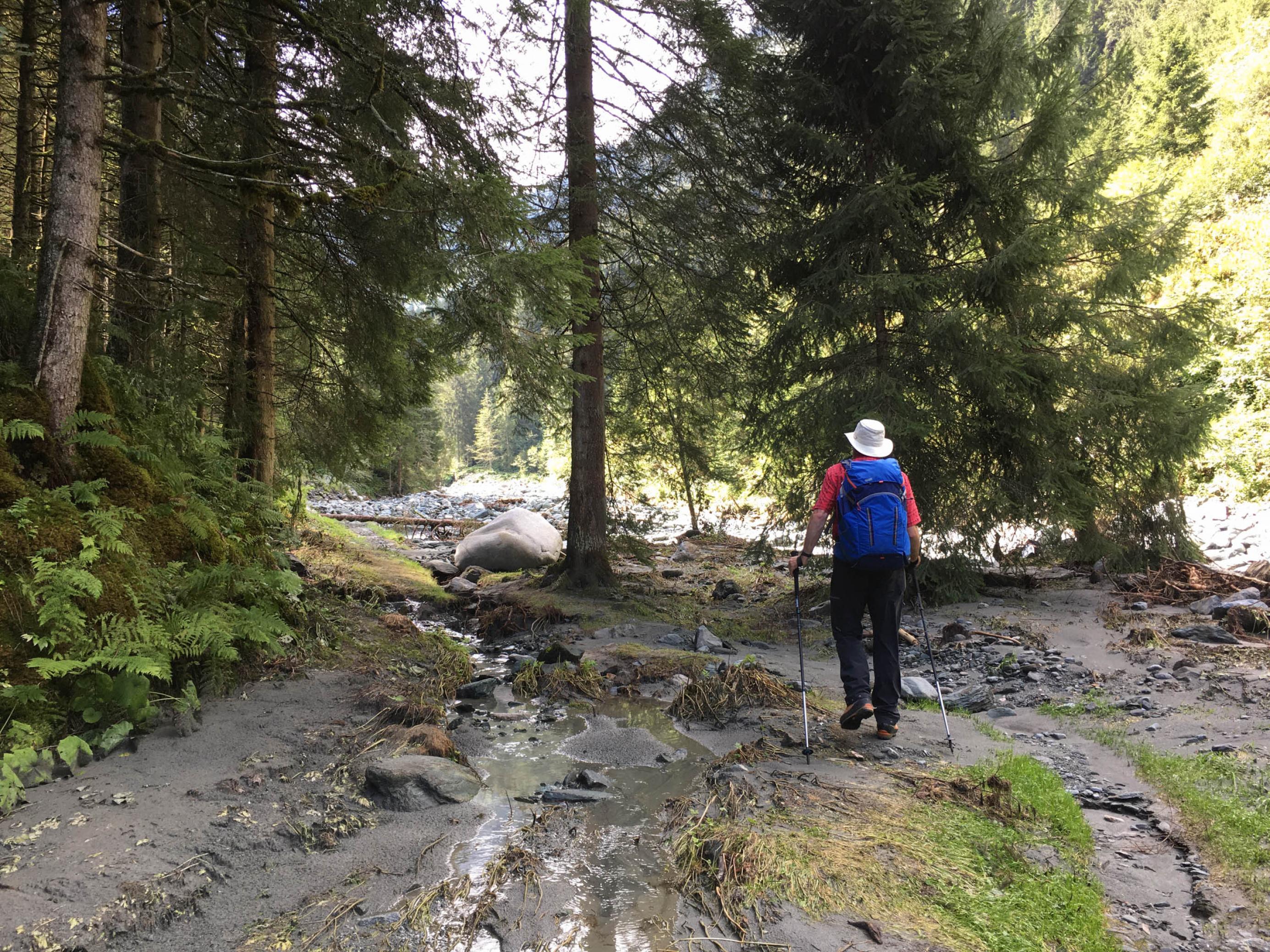 Schlamm und Wasser auf Wanderweg am Bachufer