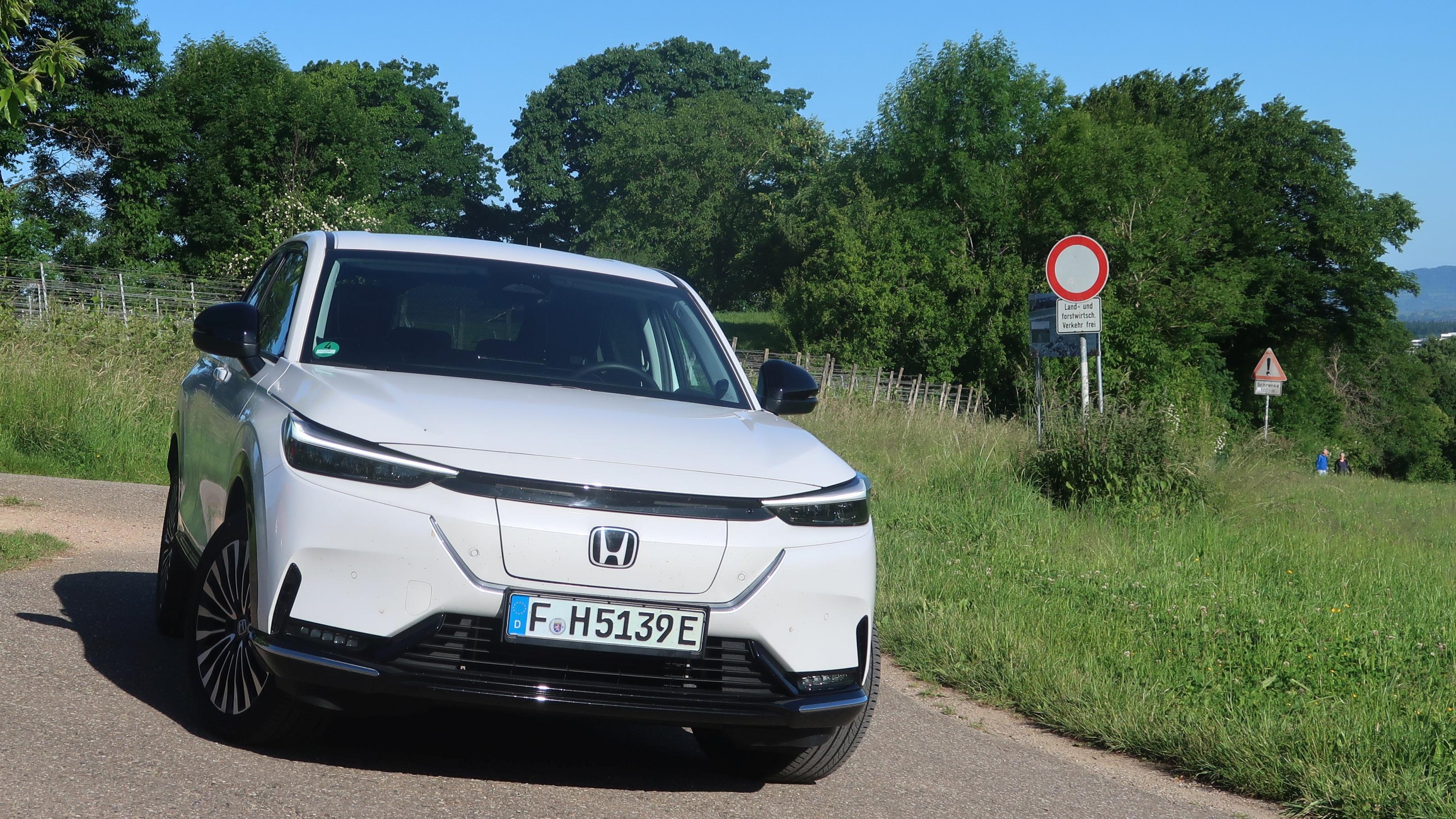 Honda e:Ny1 parkt auf einer Landstraße.