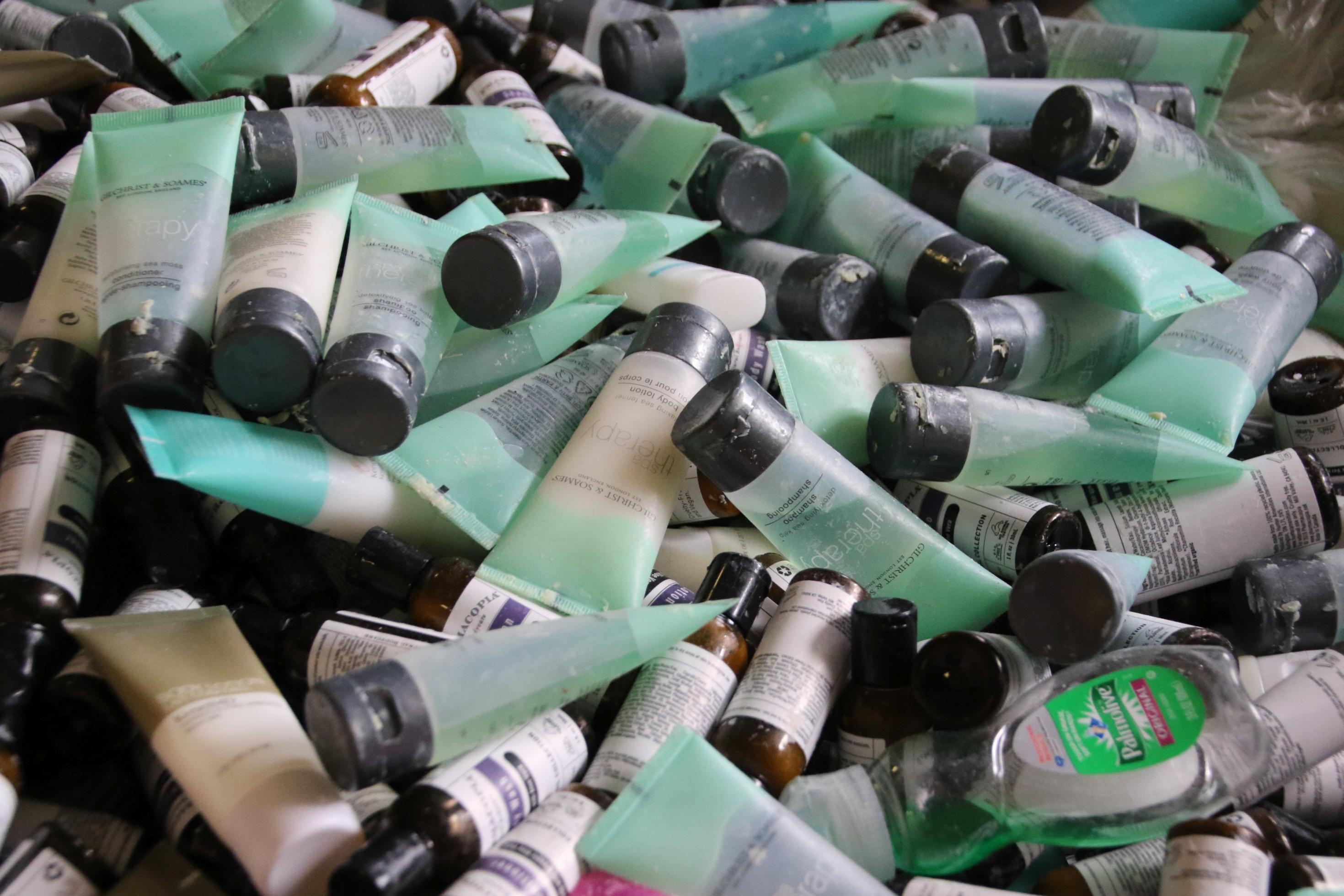 Halbleere Kosmetikflaschen aus Hotelzimmern stapeln sich